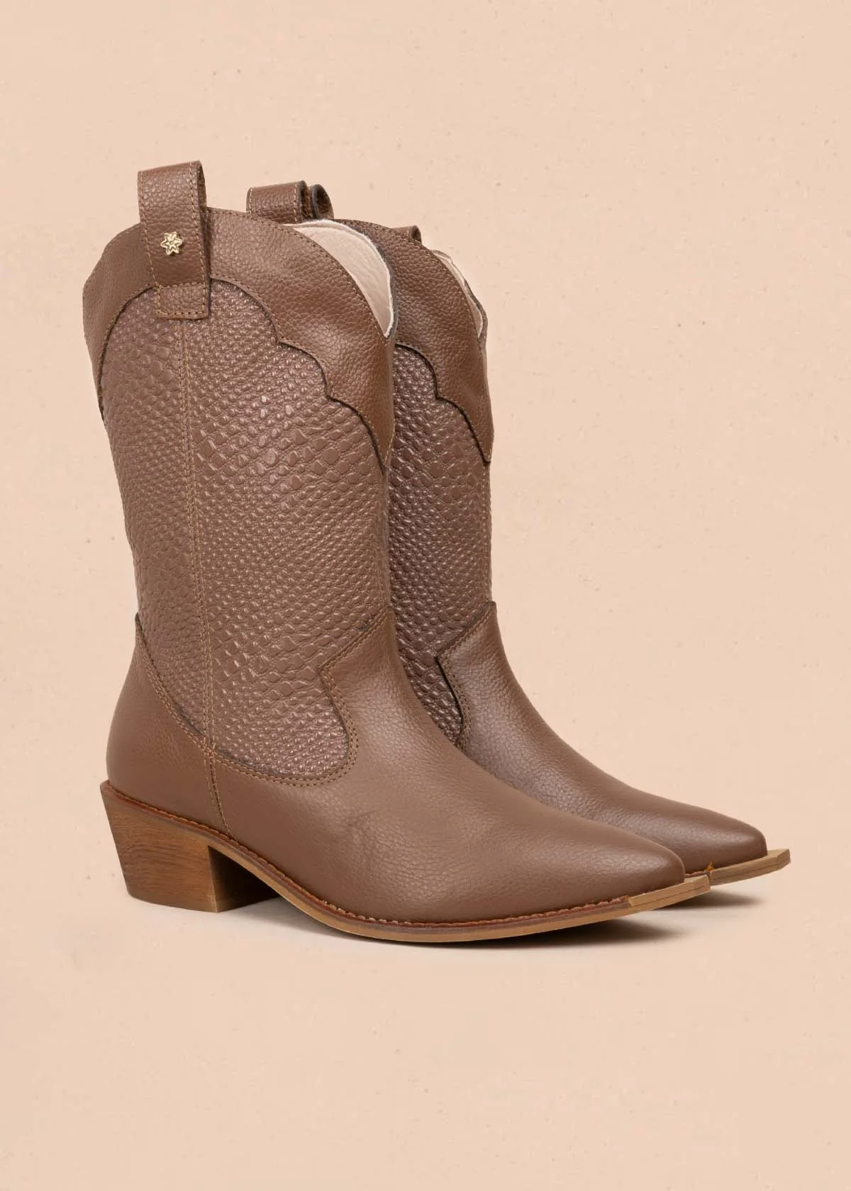 Bota texana en cuero color café con texturizado croco 105905 - Image 5