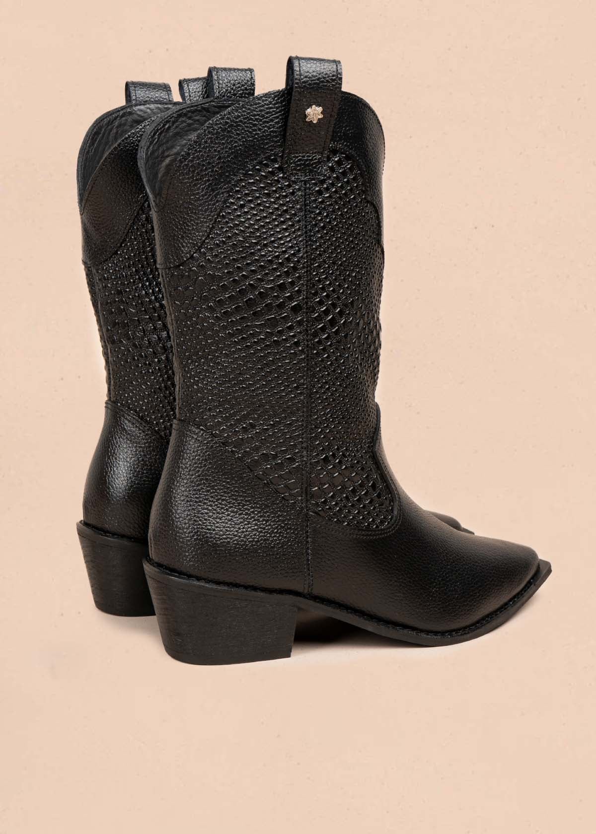 Bota texana en cuero color negro con texturizado croco 105905 - Image 6