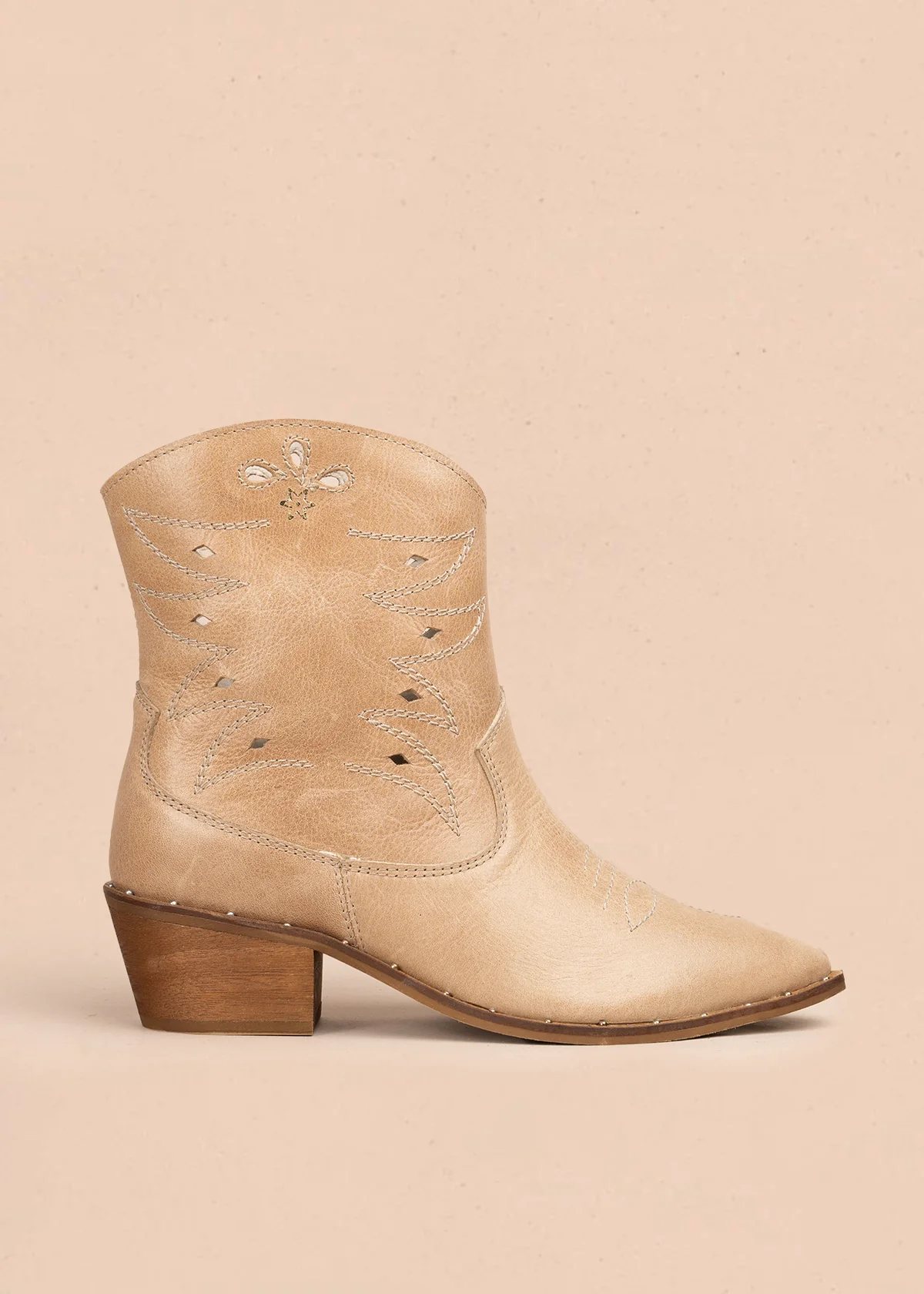 Botin texano en cuero color beige con bordado en los laterales 105913