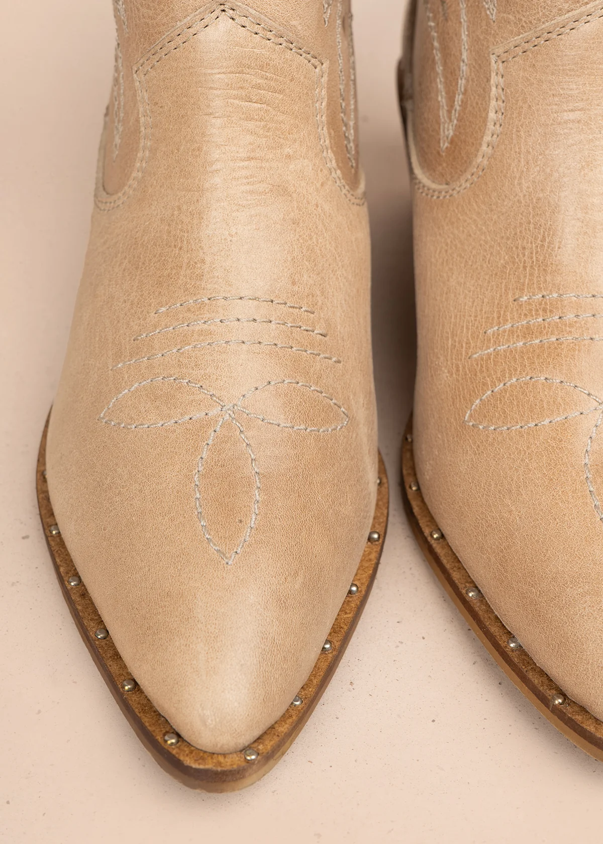 Botin texano en cuero color beige con bordado en los laterales 105913 - Image 2
