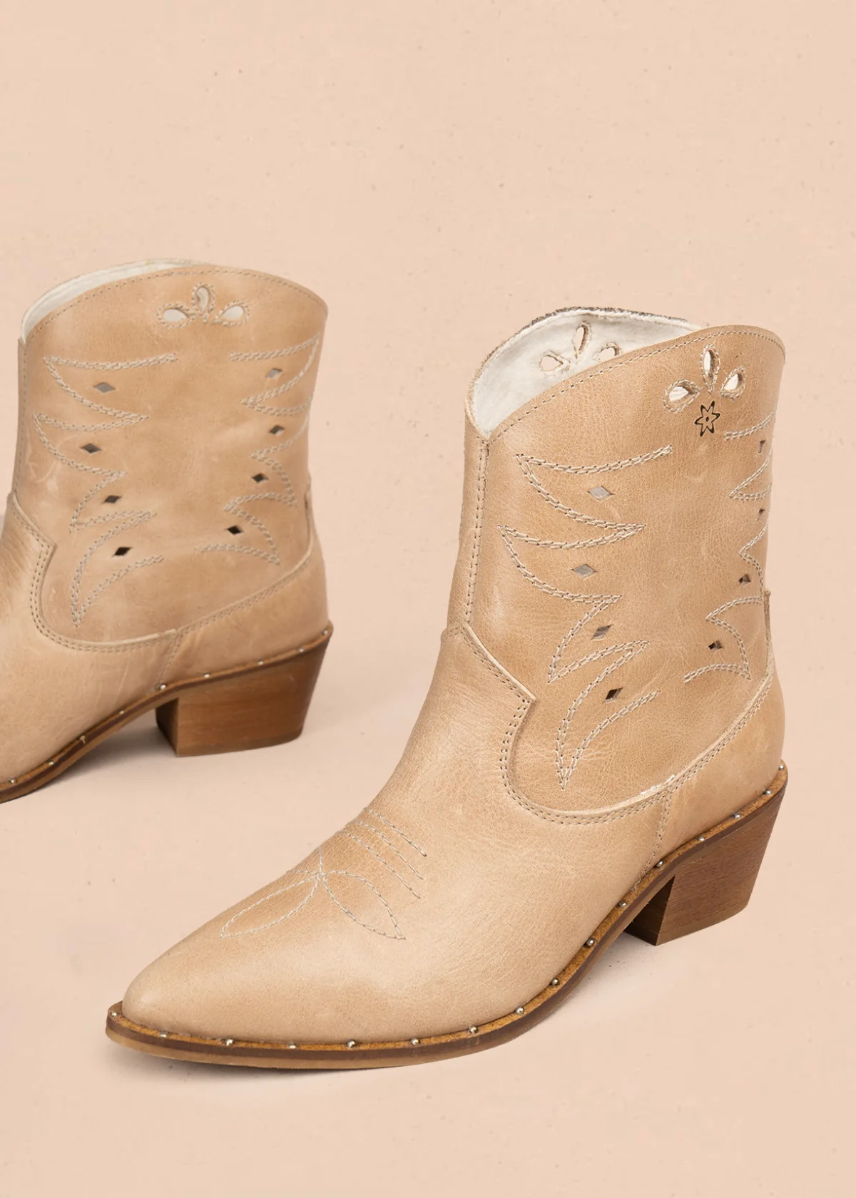 Botin texano en cuero color beige con bordado en los laterales 105913 - Image 3
