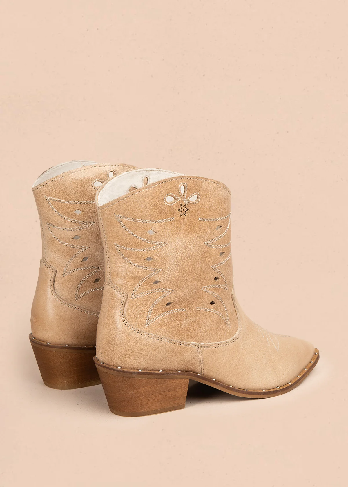 Botin texano en cuero color beige con bordado en los laterales 105913 - Image 4
