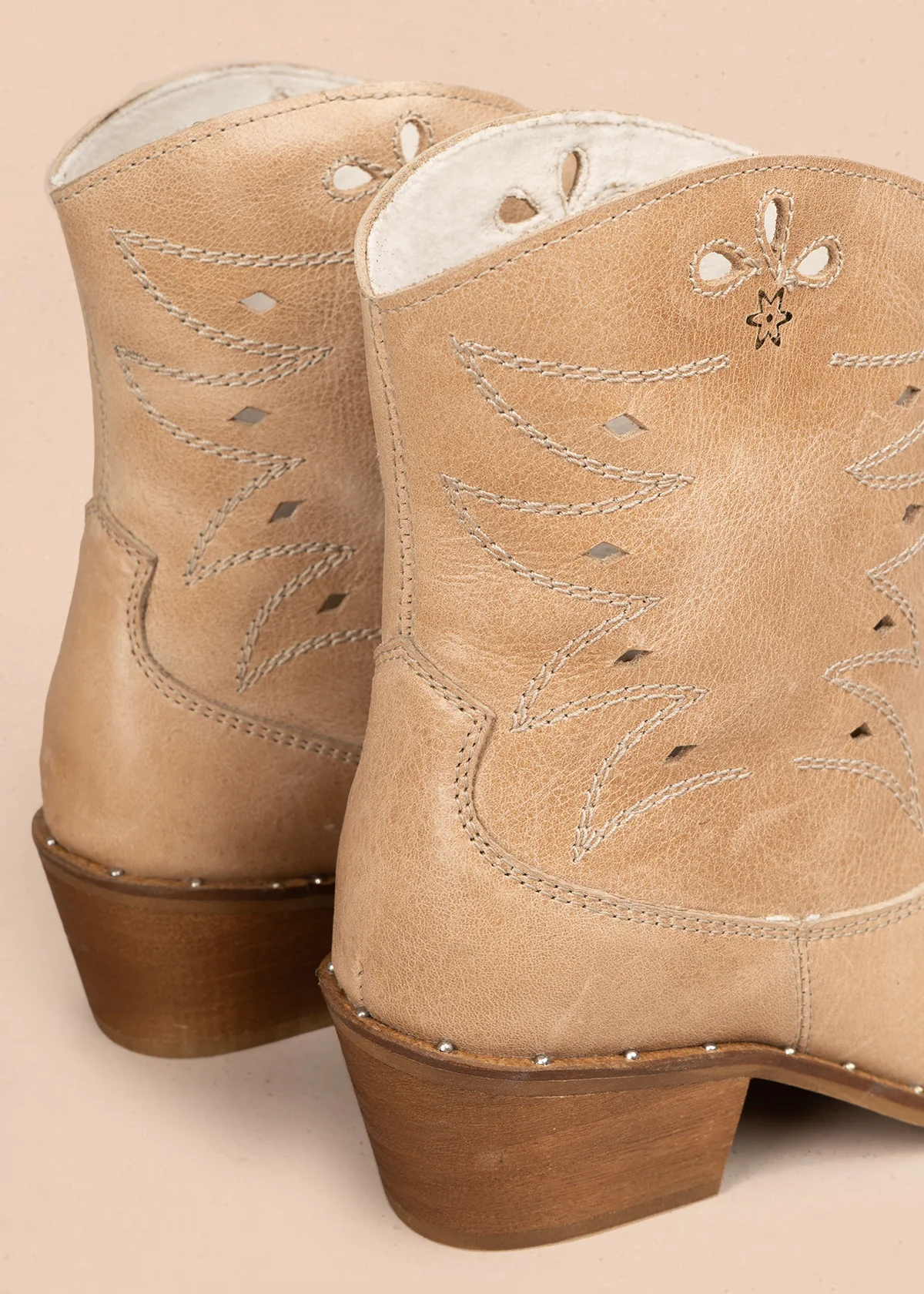 Botin texano en cuero color beige con bordado en los laterales 105913 - Image 5