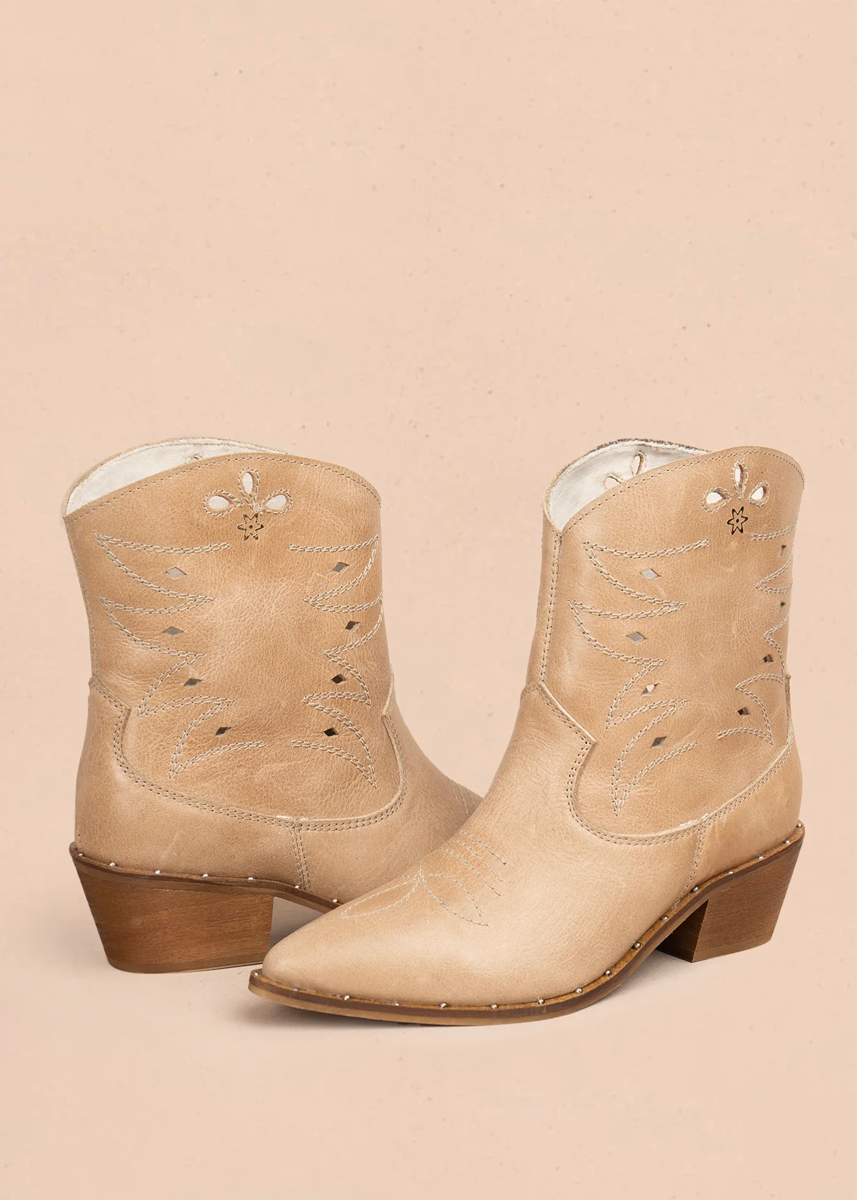 Botin texano en cuero color beige con bordado en los laterales 105913 - Image 6