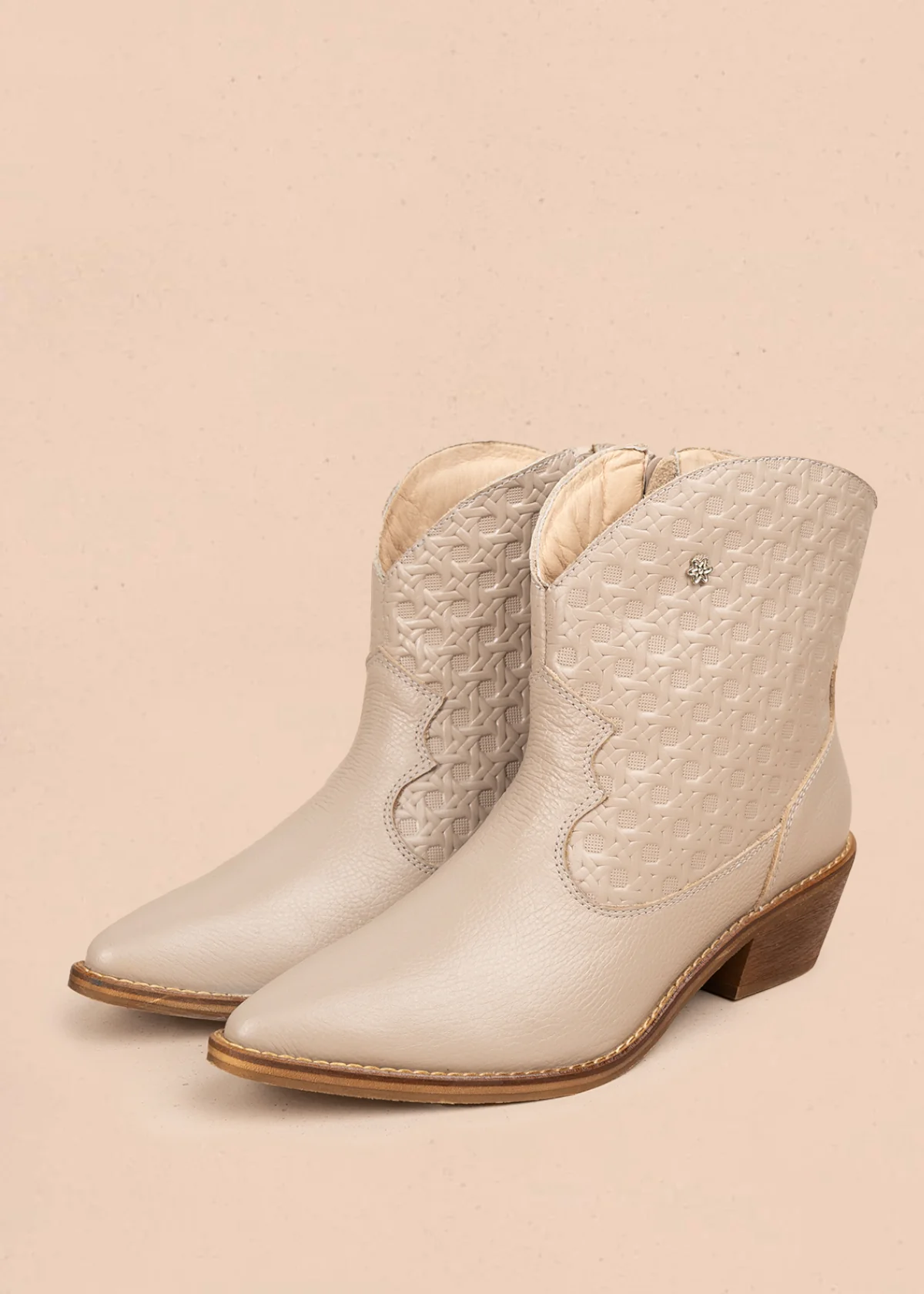 Botines en cuero color beige con texturizado 106113 - Image 2