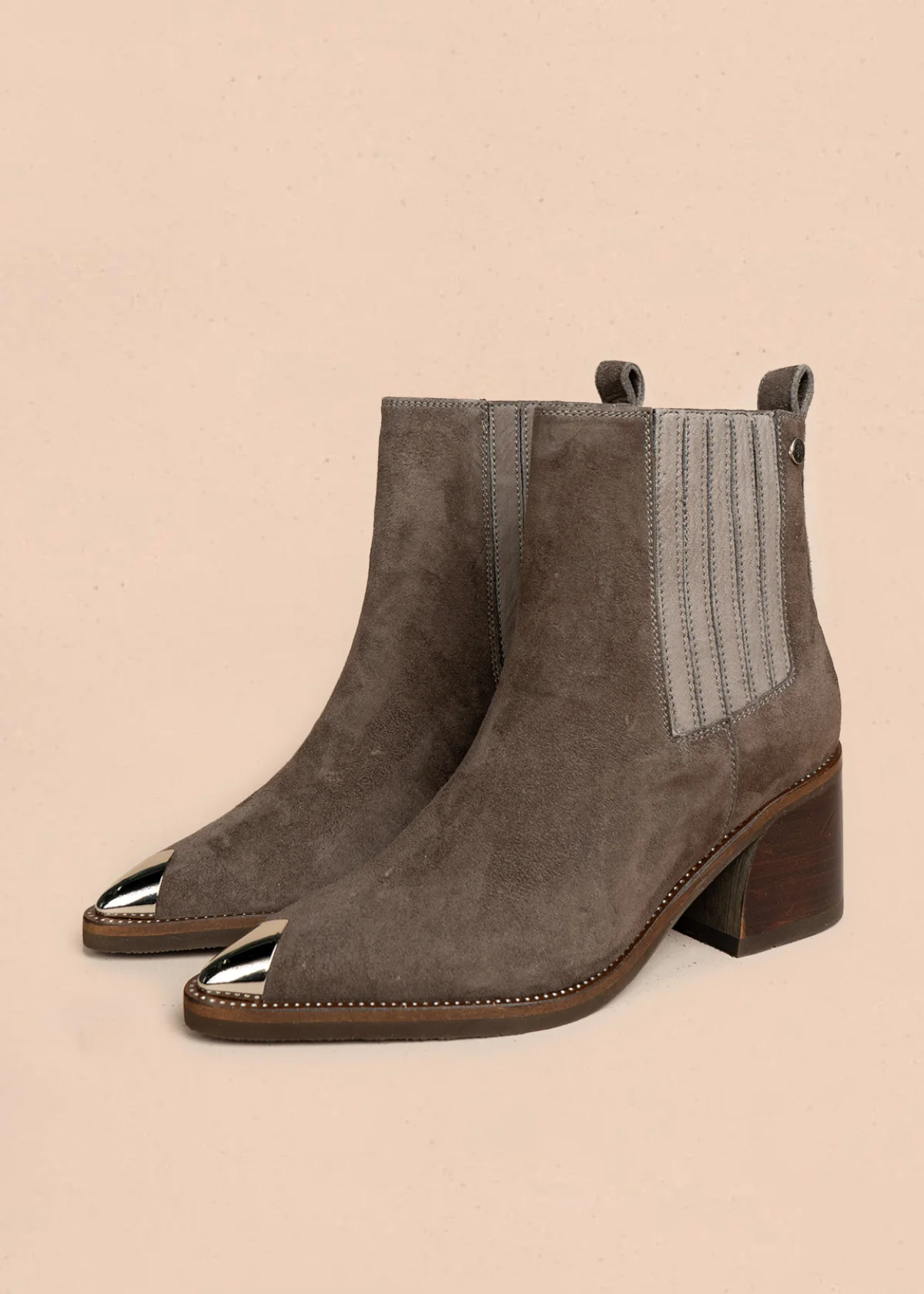 Botines de cuero gamuza color taupe con punta plateada y costura decorativa en la suela 105959 - Image 4
