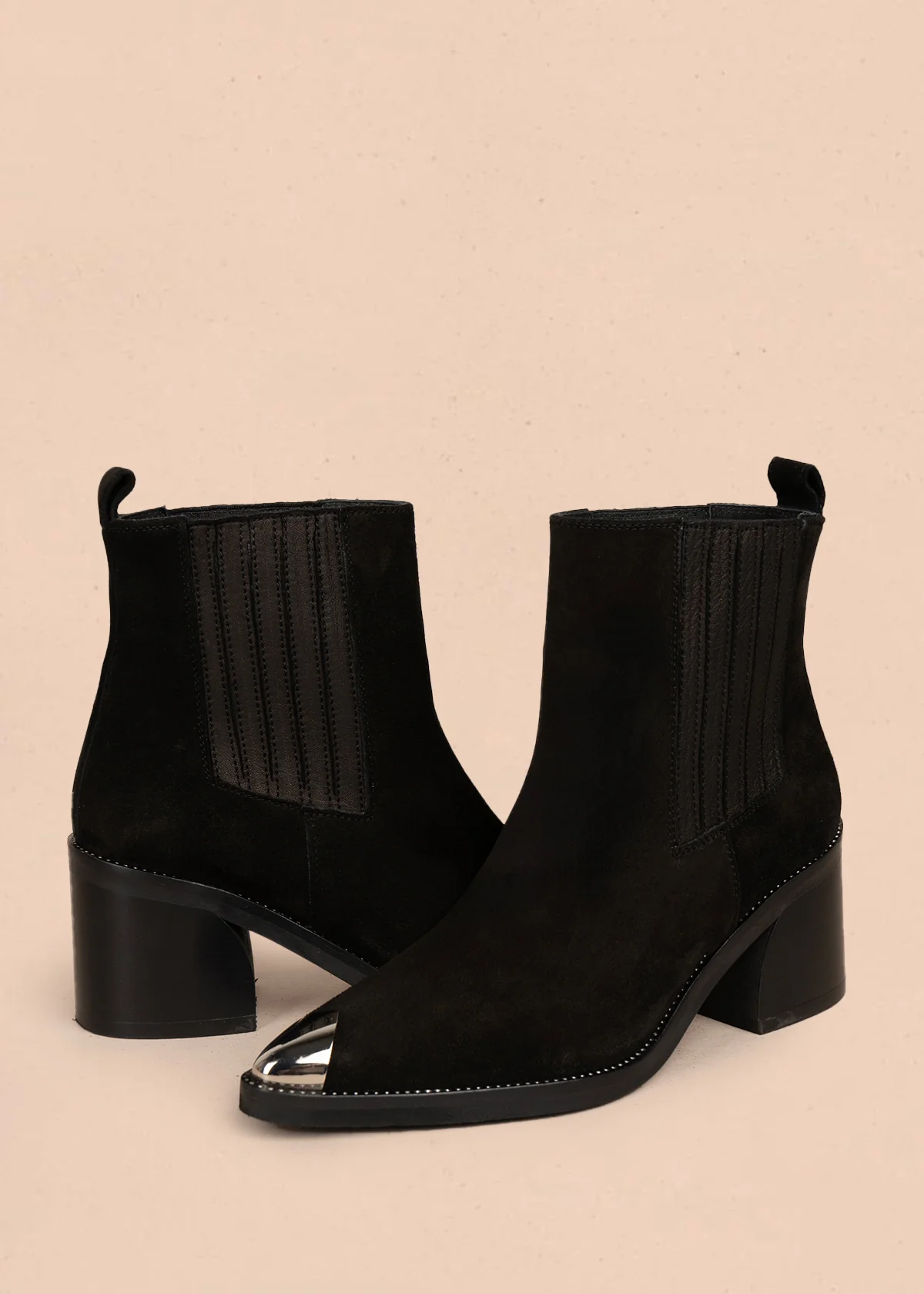 Botines de cuero gamuza color negro con punta plateada y costura decorativa en la suela 105959 - Image 5