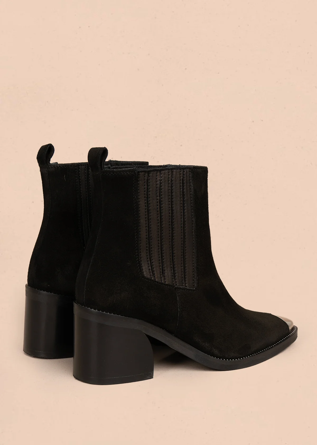 Botines de cuero gamuza color negro con punta plateada y costura decorativa en la suela 105959 - Image 7