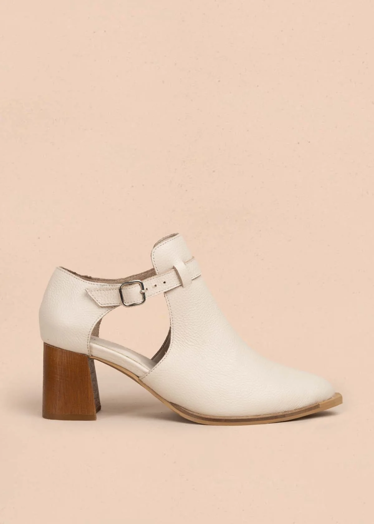 Botines en cuero color beige con correa 105711