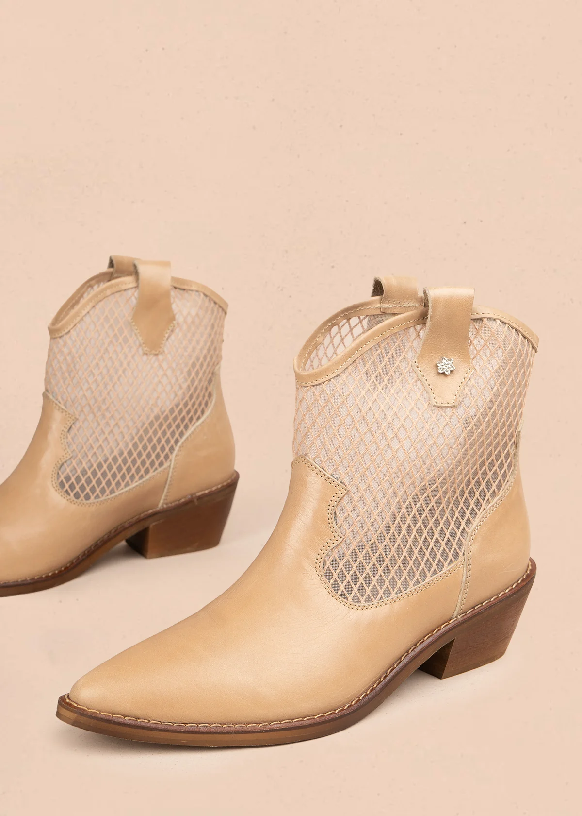 Botines texanos en cuero color beige con diseño en malla 106167 - Image 6