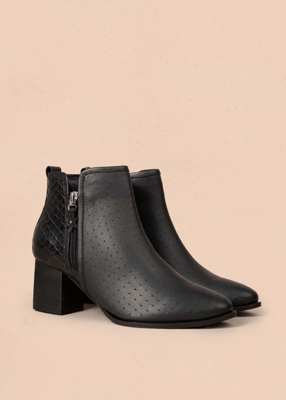 Botines en cuero color negro con textura croco y perforaciones 105270 - Image 2