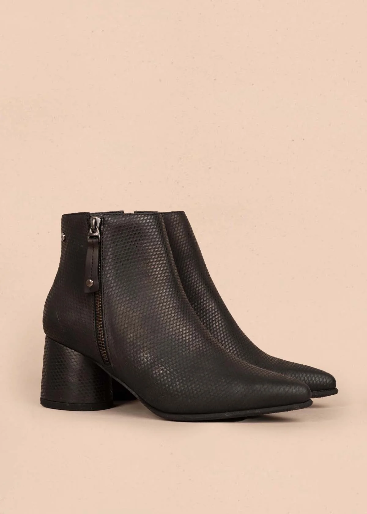 Botines en cuero color negro con textura croco 105282 - Image 3