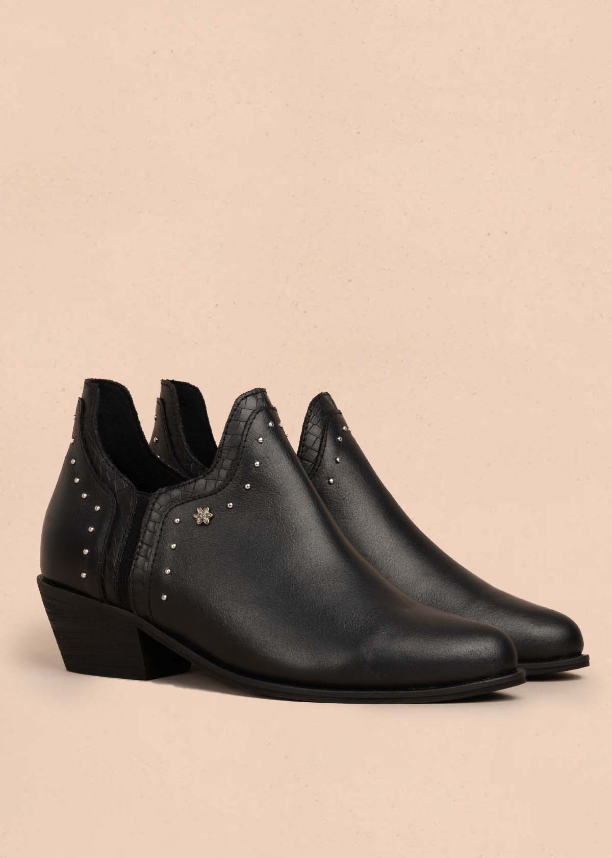 Botines en cuero color negro con taches 105872 - Image 2