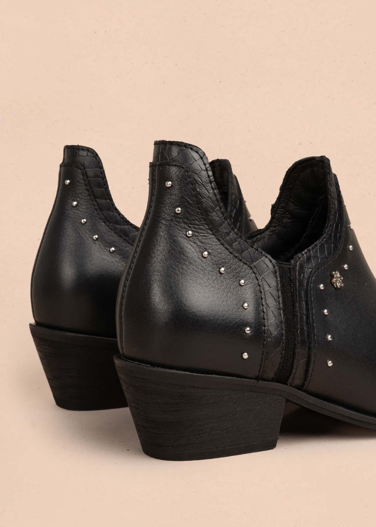Botines en cuero color negro con taches 105872 - Image 5