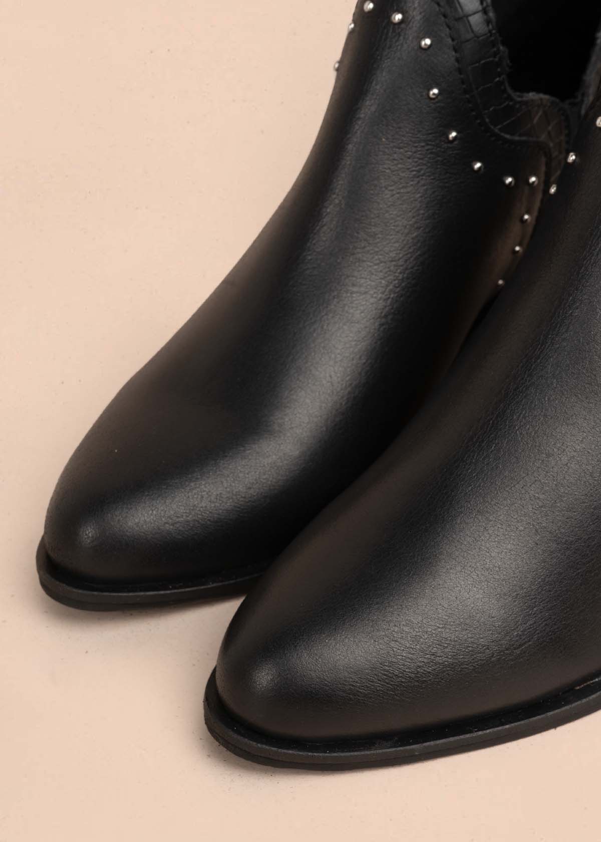 Botines en cuero color negro con taches 105872 - Image 6