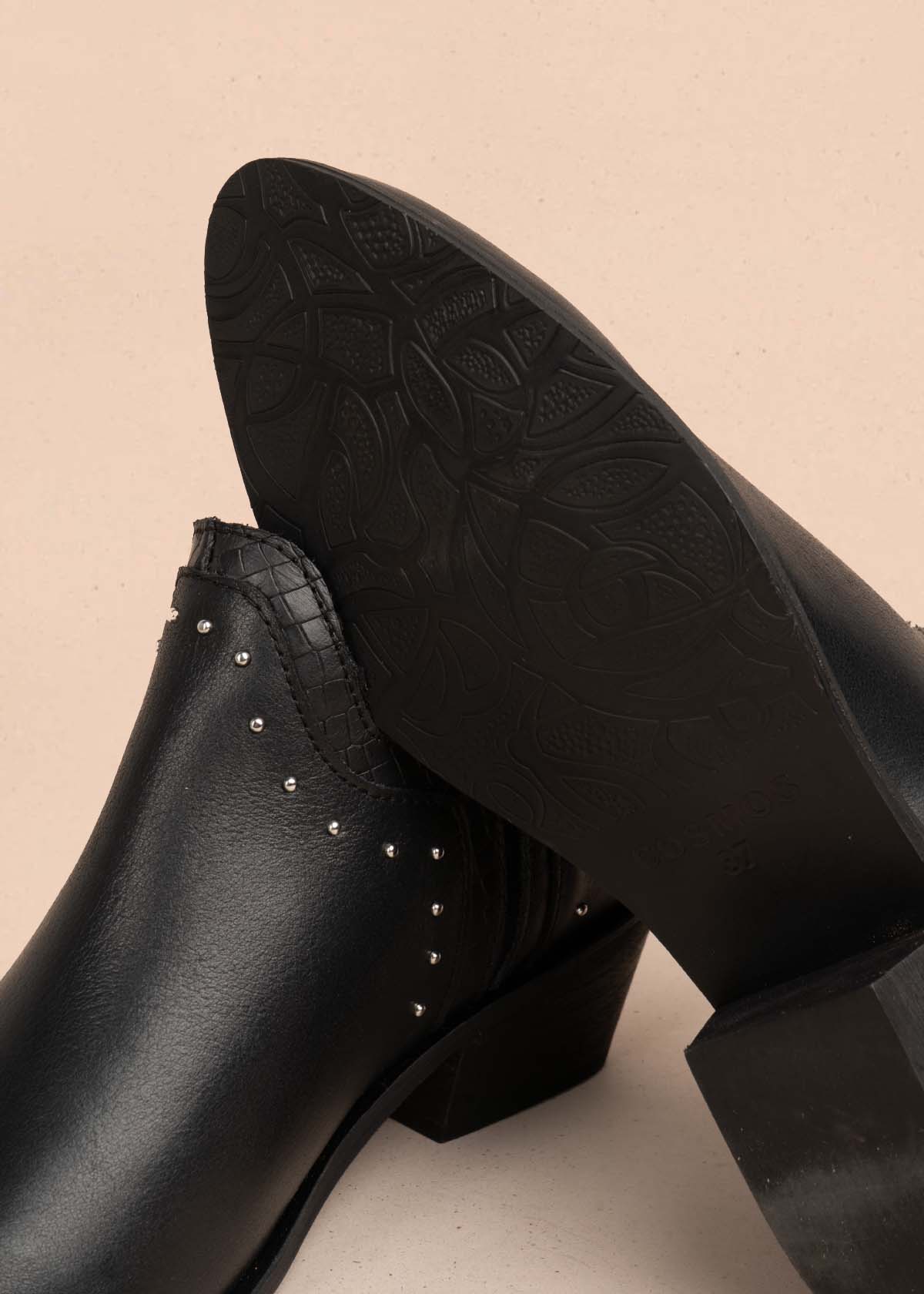 Botines en cuero color negro con taches 105872 - Image 7
