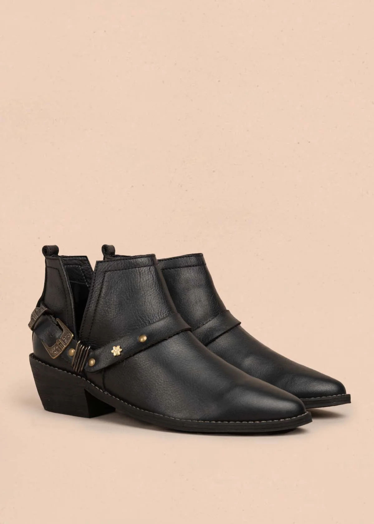 Botines en cuero color negro con correa 105874 - Image 2