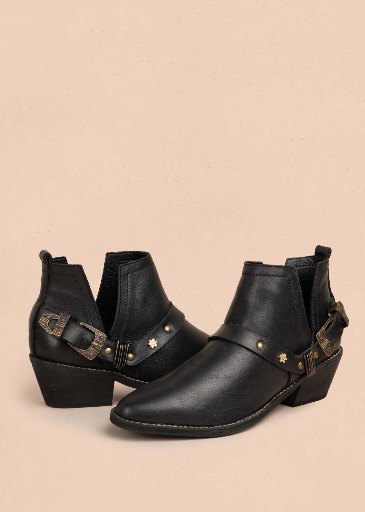 Botines en cuero color negro con correa 105874 - Image 4