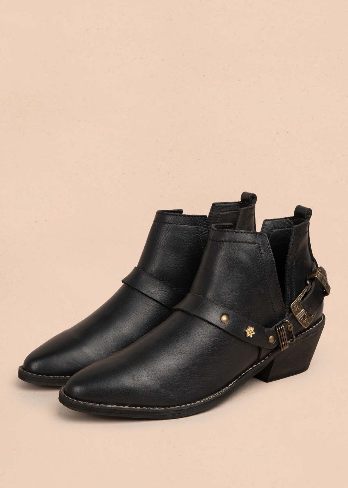 Botines en cuero color negro con correa 105874 - Image 6