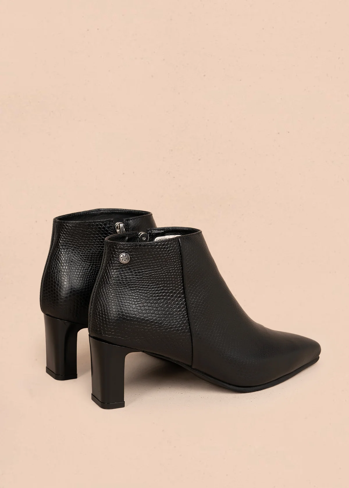 Botines en cuero color negro con textura croco 105962 - Image 5