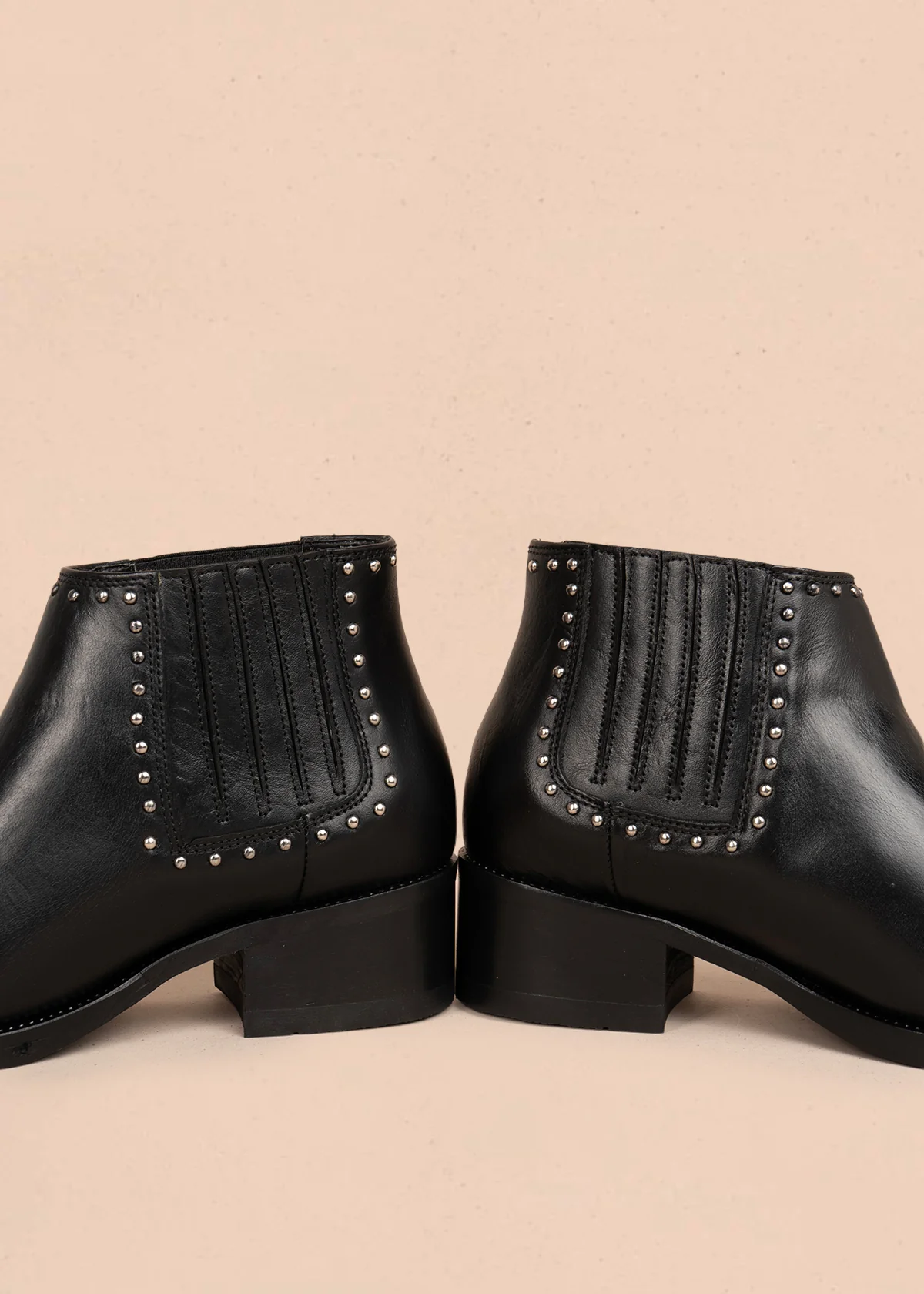 Botines en cuero color negro con taches 105957 - Image 2