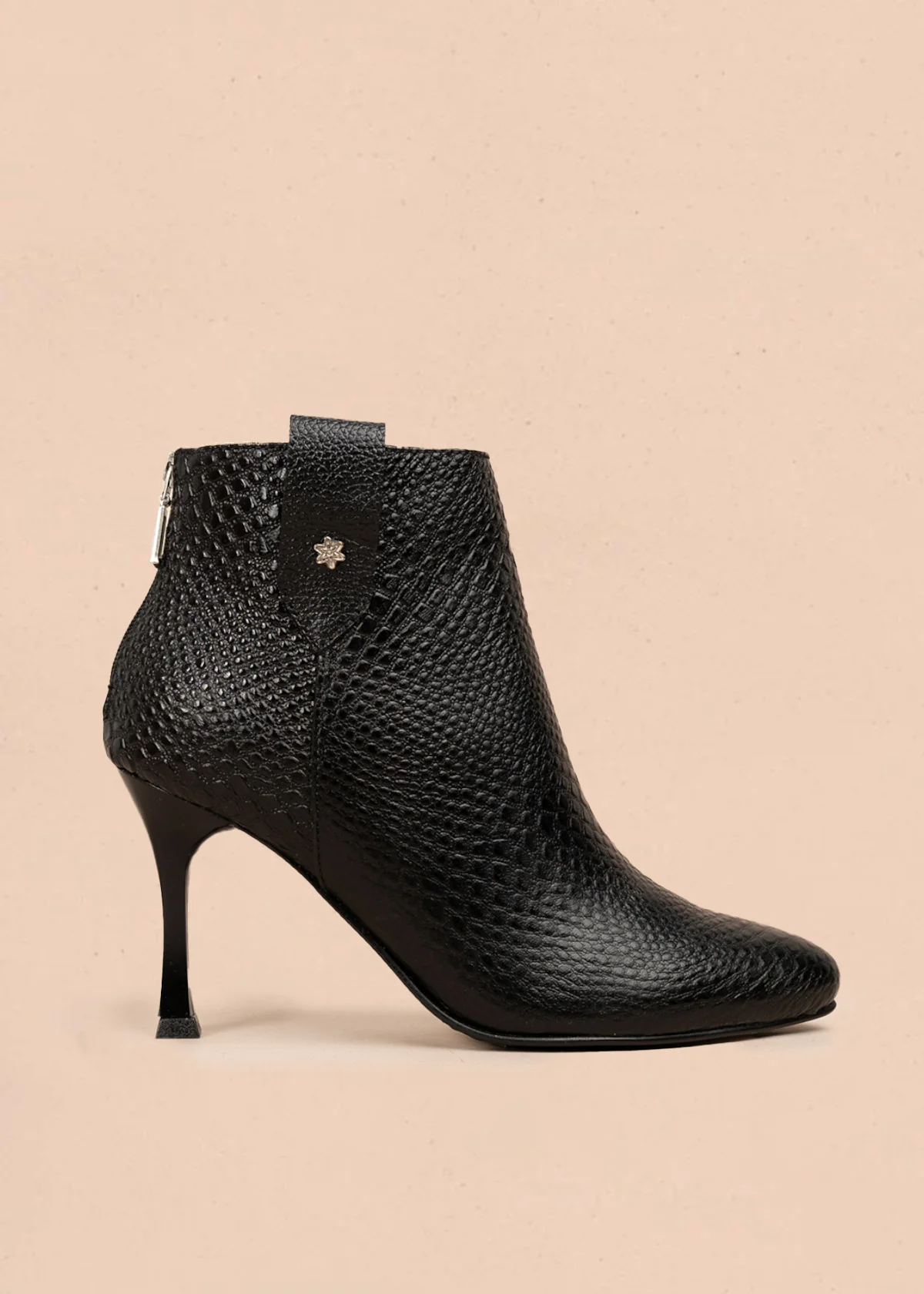 Botines en cuero color negro con textura croco 106176