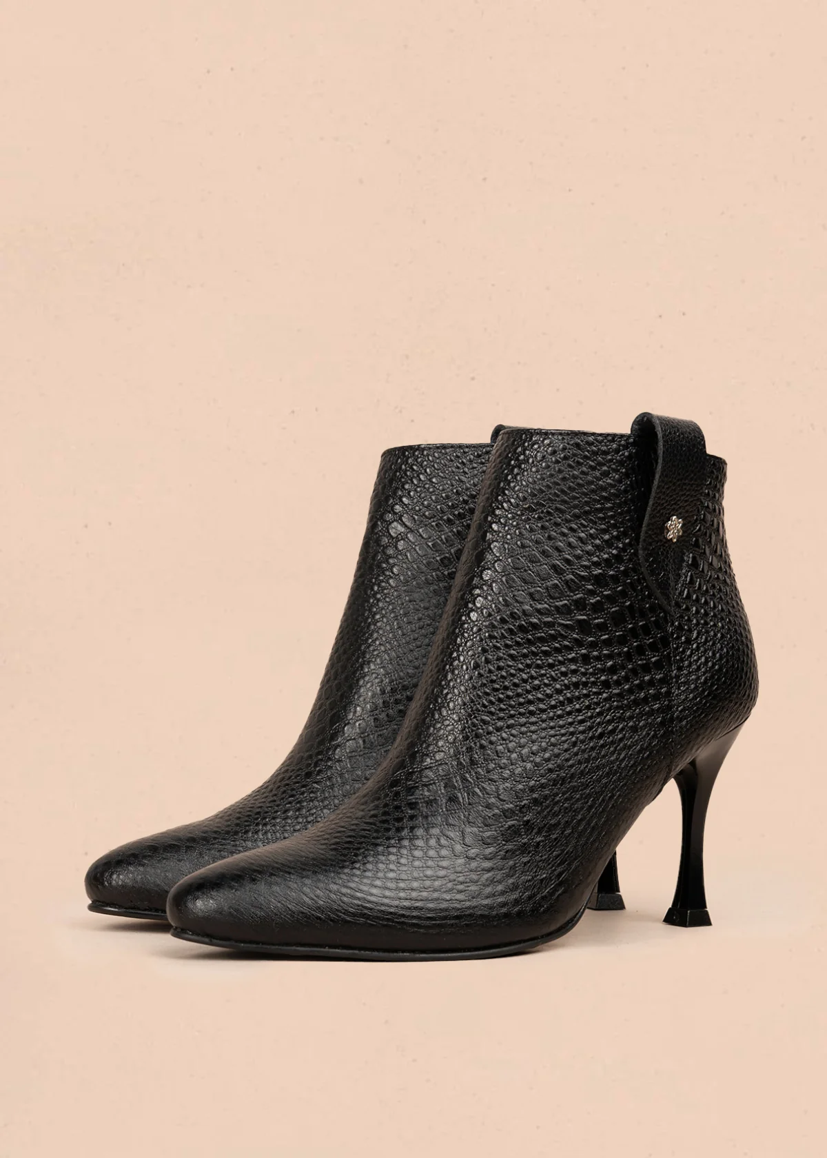 Botines en cuero color negro con textura croco 106176 - Image 2