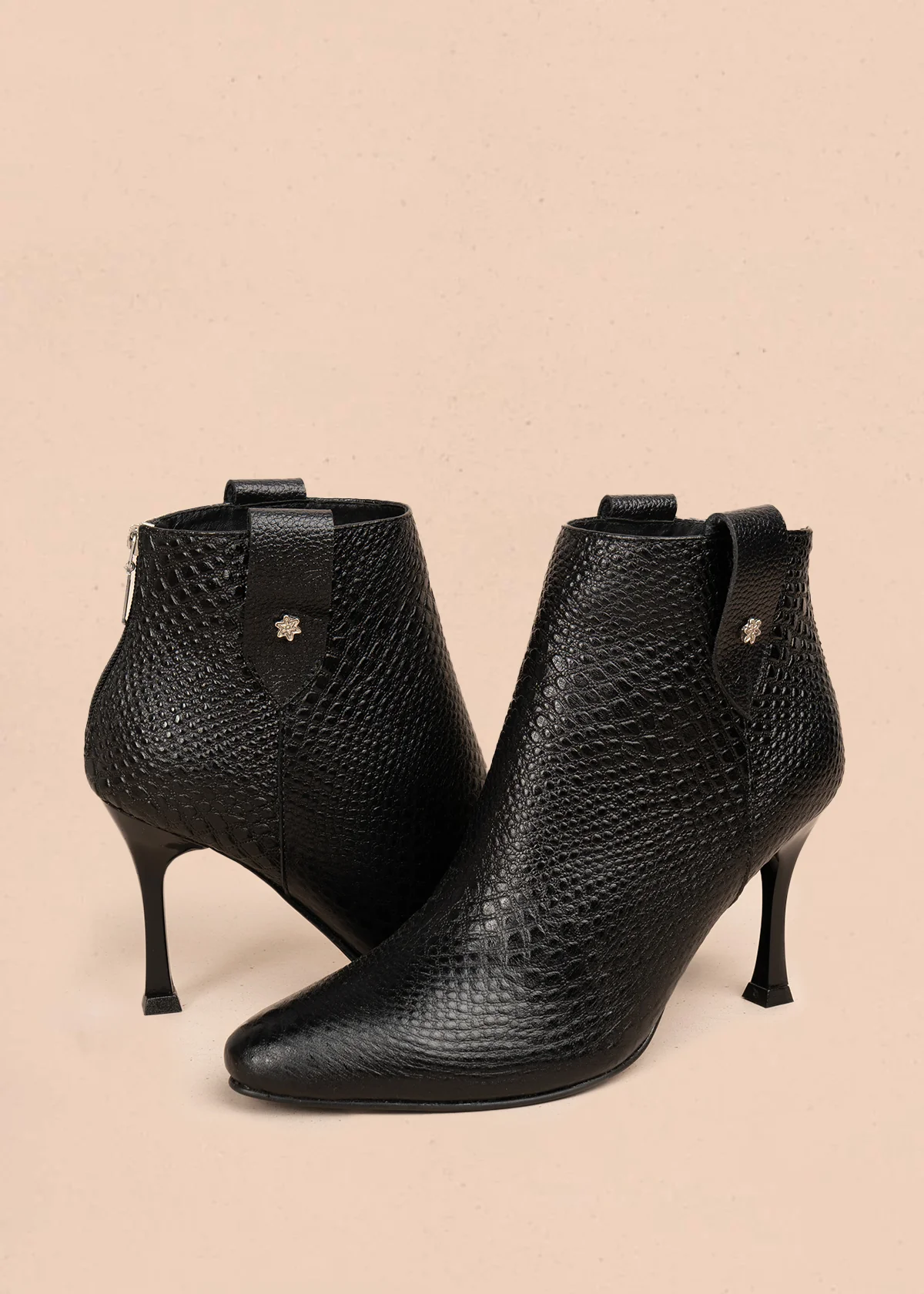 Botines en cuero color negro con textura croco 106176 - Image 3