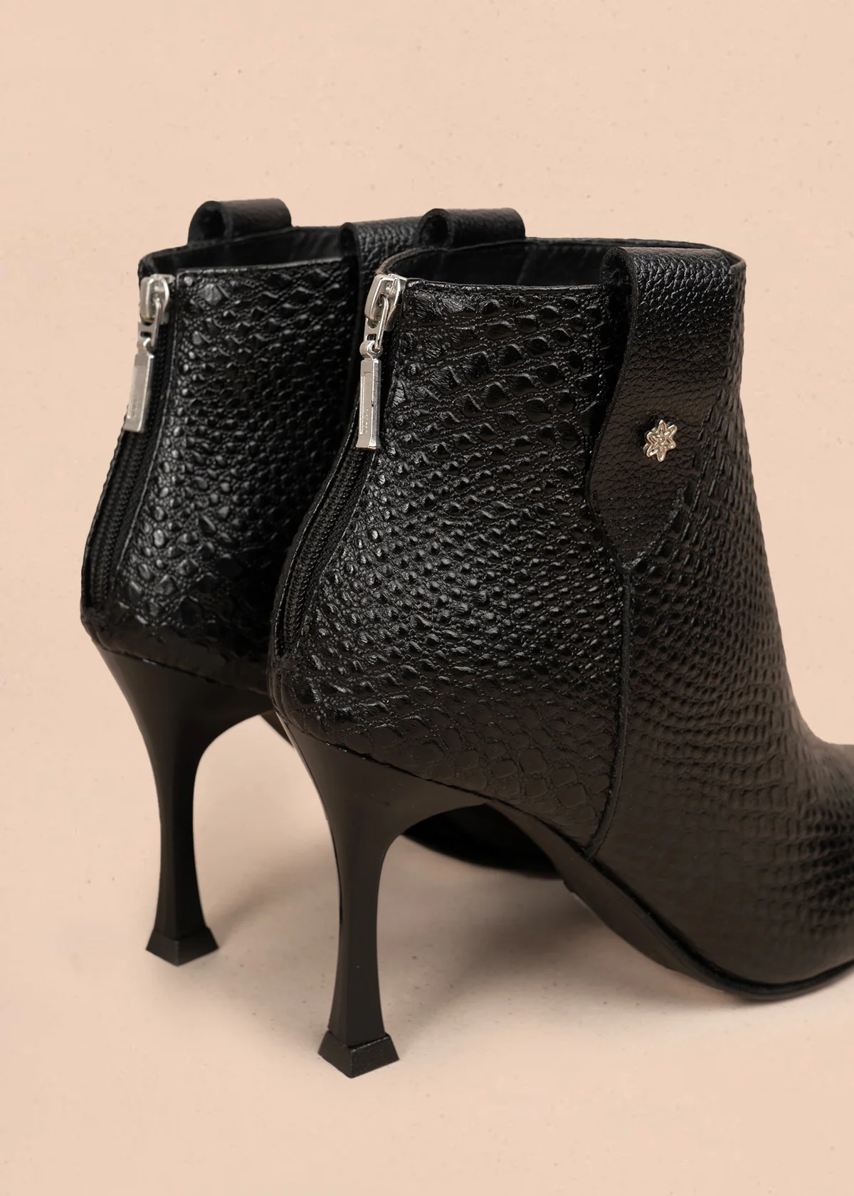 Botines en cuero color negro con textura croco 106176 - Image 4