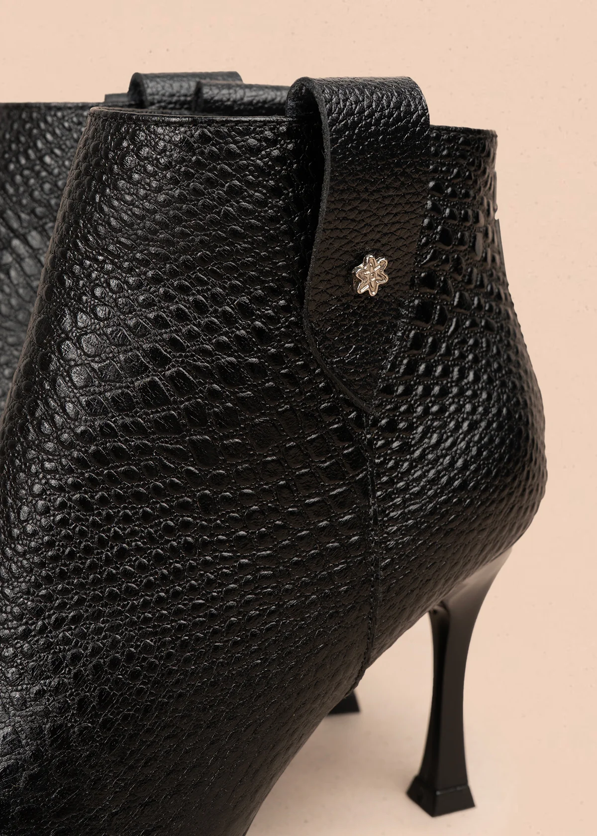 Botines en cuero color negro con textura croco 106176 - Image 5