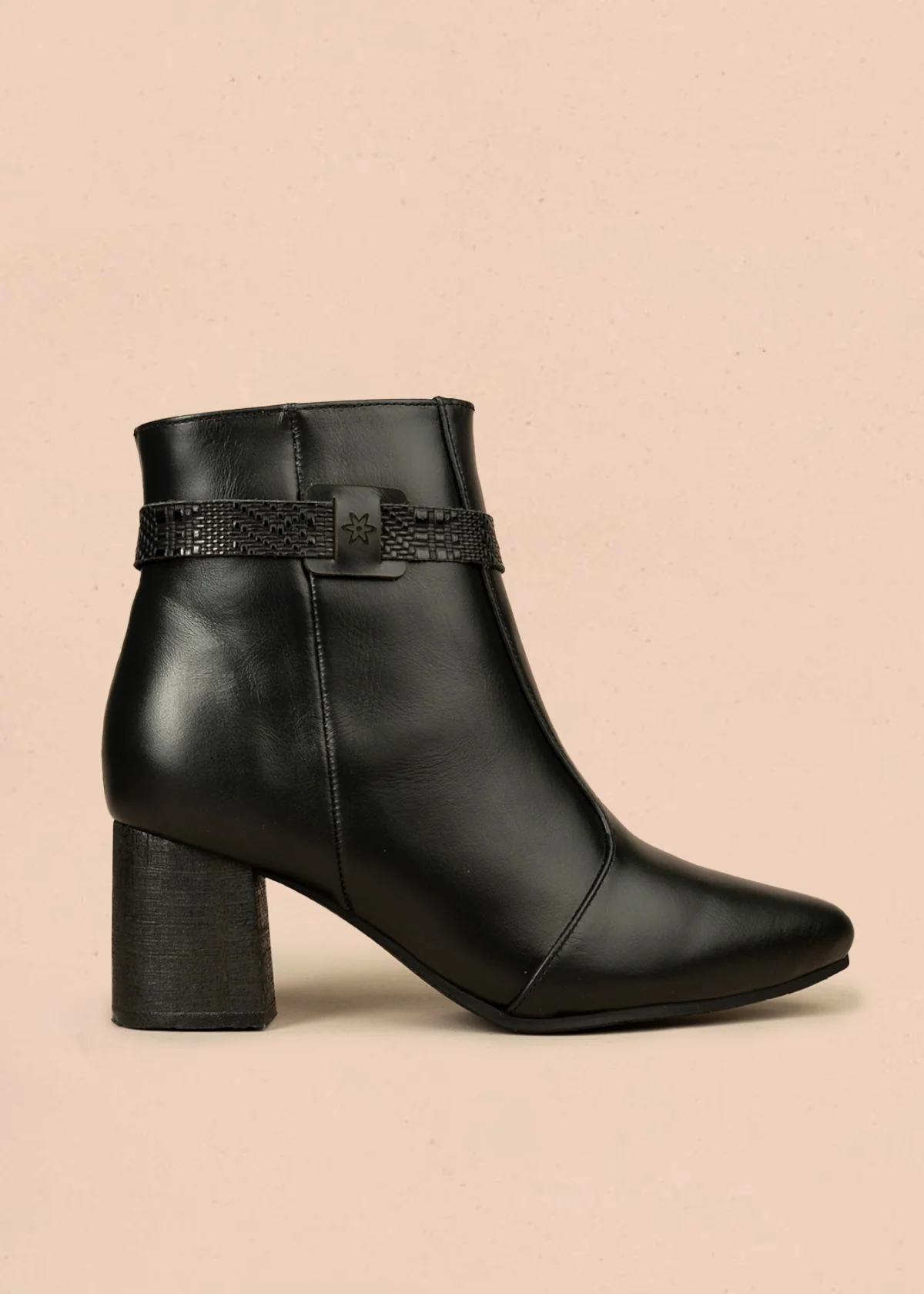 Botines de cuero color negro con correa decorativa textura tipo reptil 106438