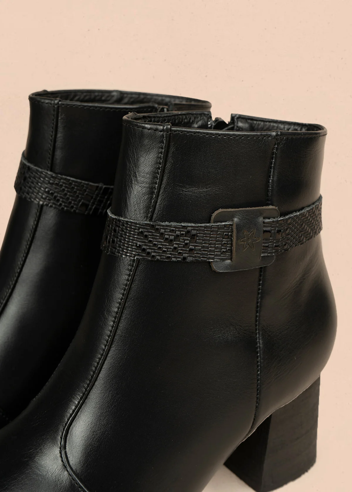 Botines de cuero color negro con correa decorativa textura tipo reptil 106438 - Image 2
