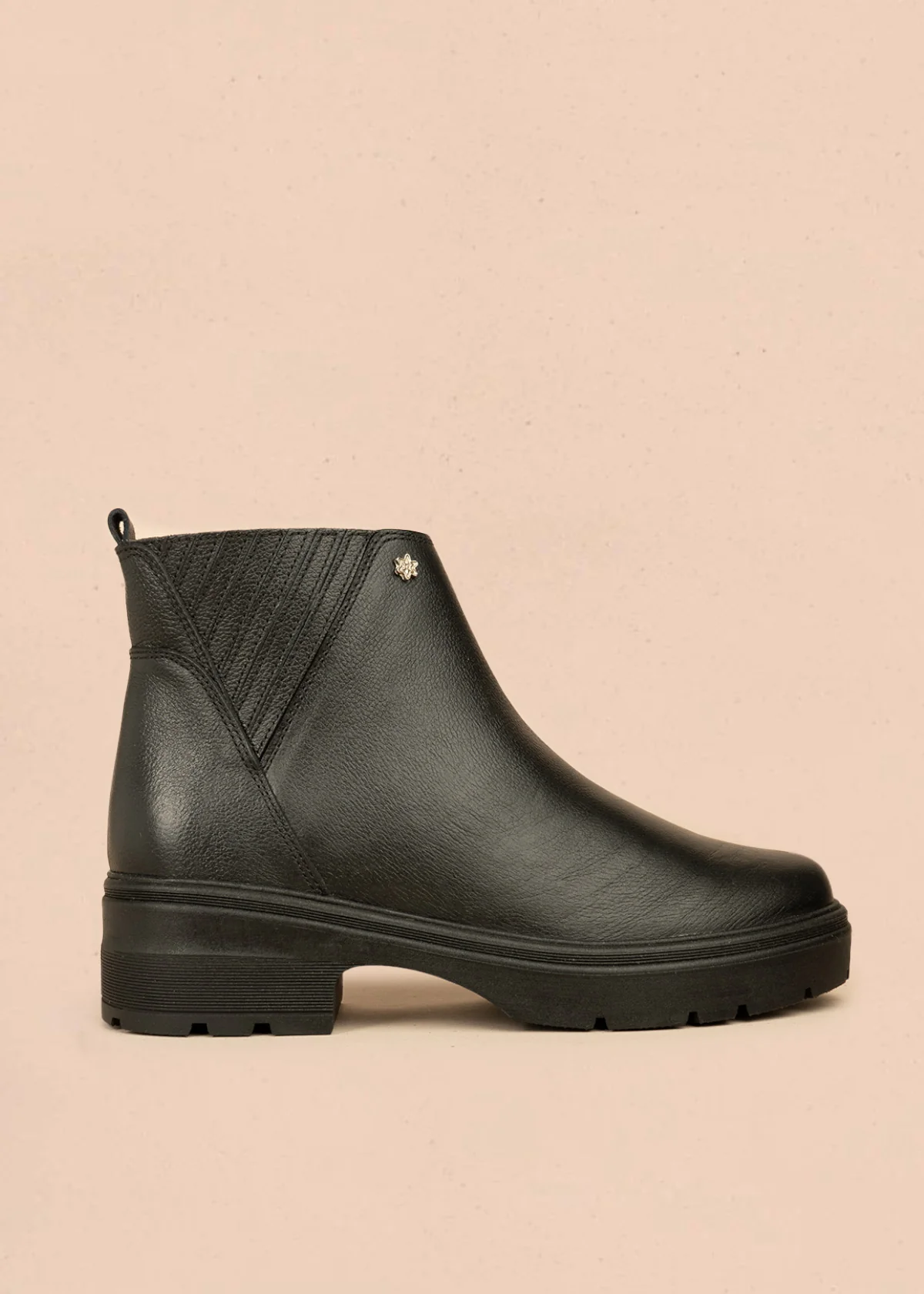 Botines de cuero color negro tipo chelsea 106439