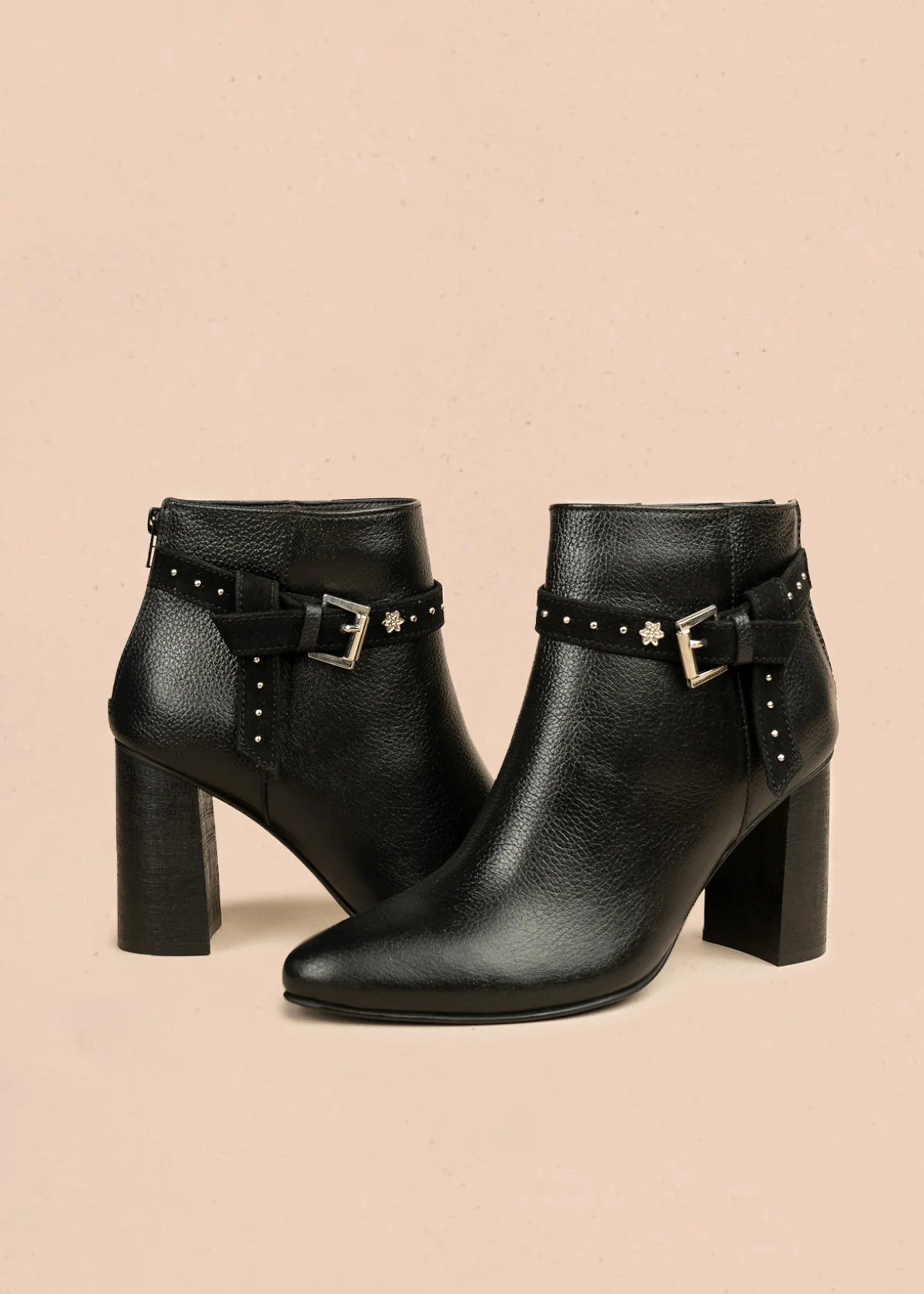 Botines de cuero color negro con correa decorativa con taches 106661 - Image 4