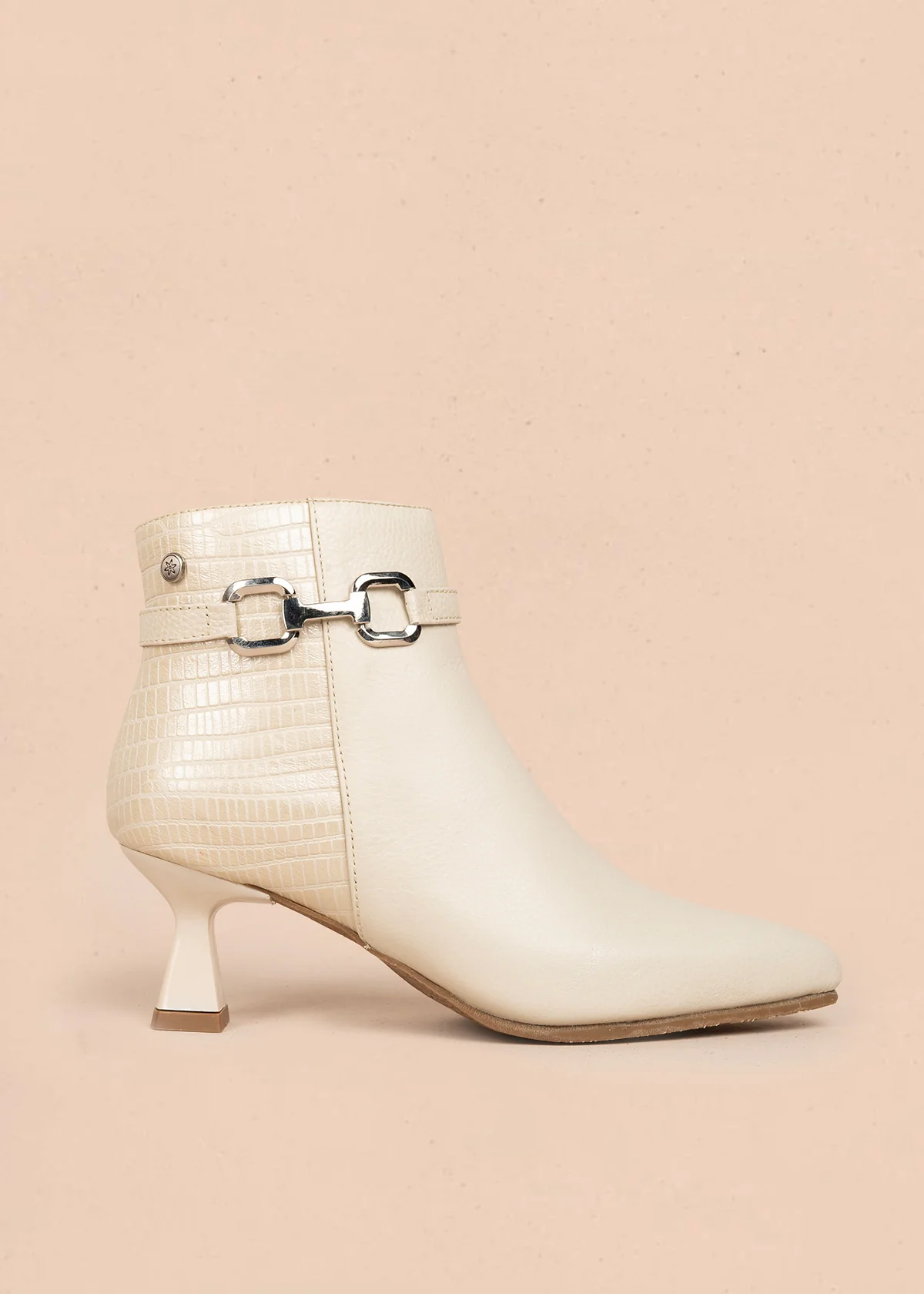 Botines en cuero color beige correa con aplique y tacón en copa 105961