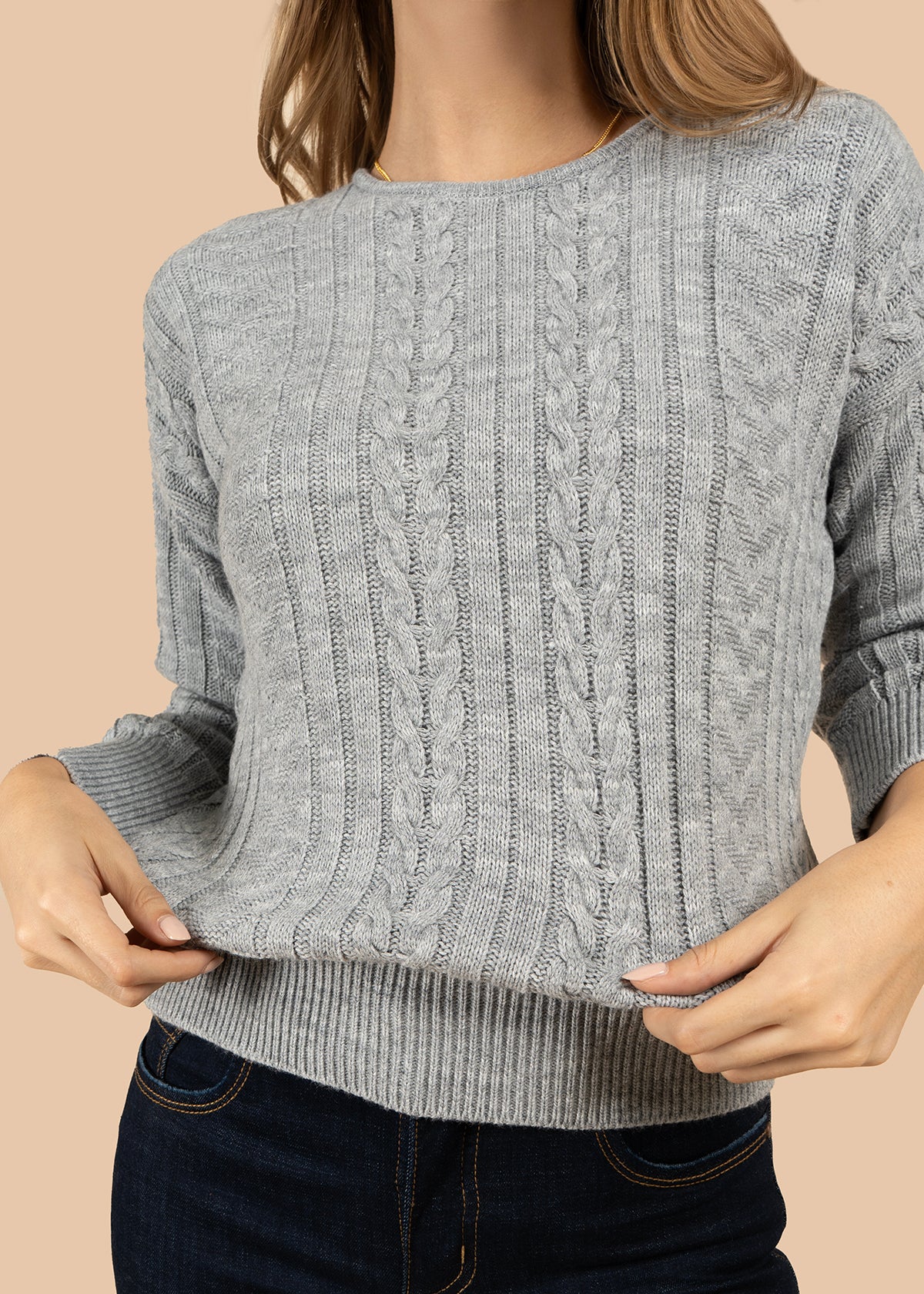 Buzo color gris con cuello redondo y textura trenzada 101932 - Image 3