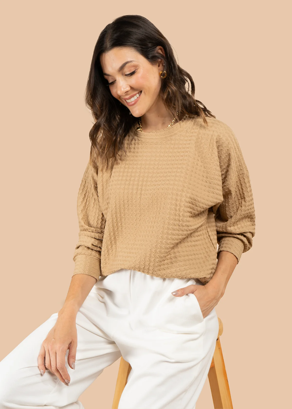 Buzo con textura waffle y cuello alto suave color moca 105885 - Image 2