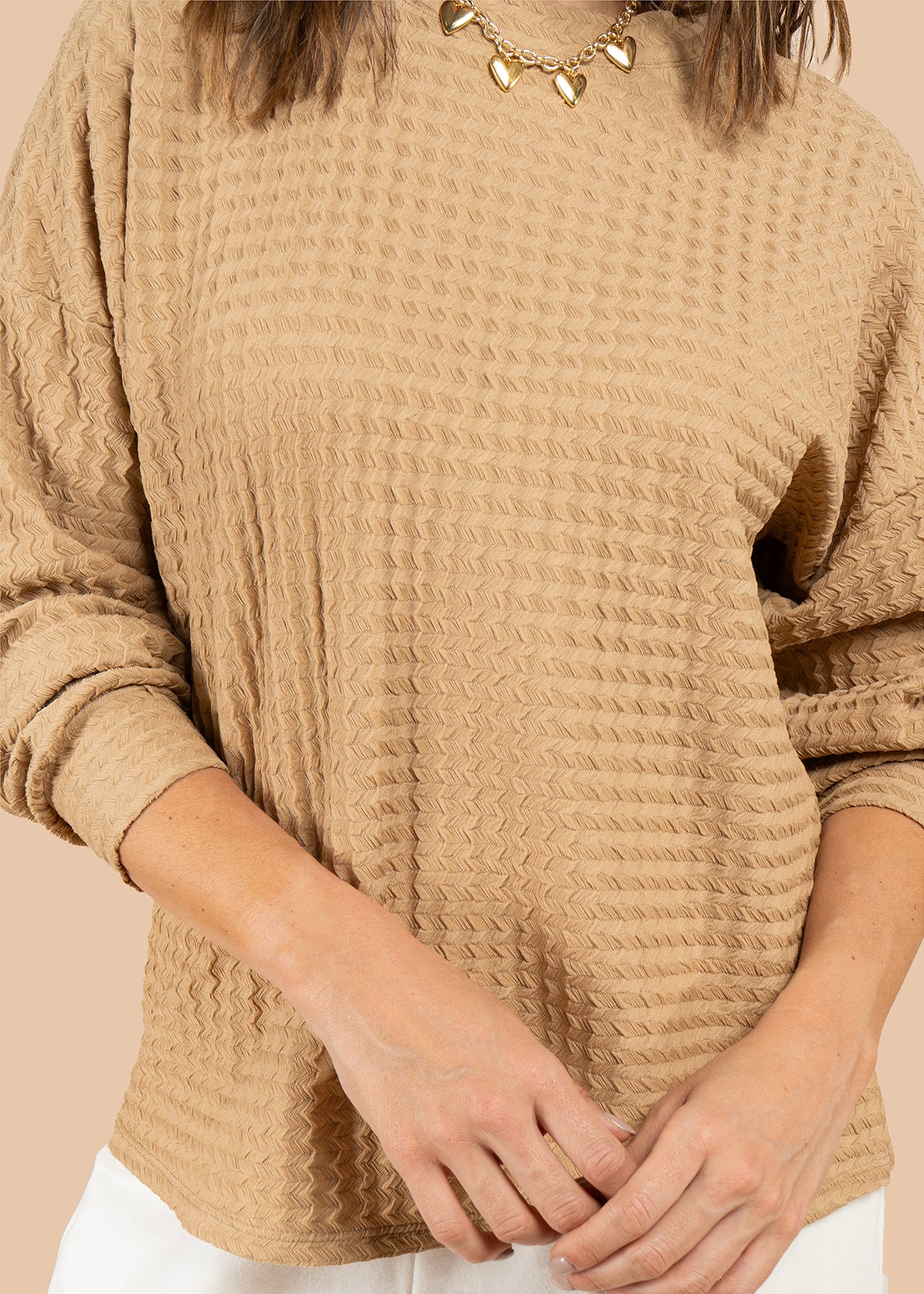 Buzo con textura waffle y cuello alto suave color moca 105885 - Image 3