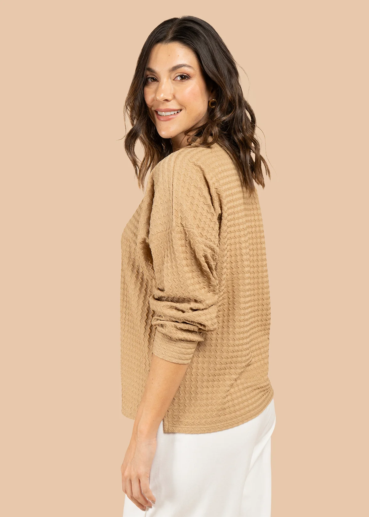 Buzo con textura waffle y cuello alto suave color moca 105885 - Image 4