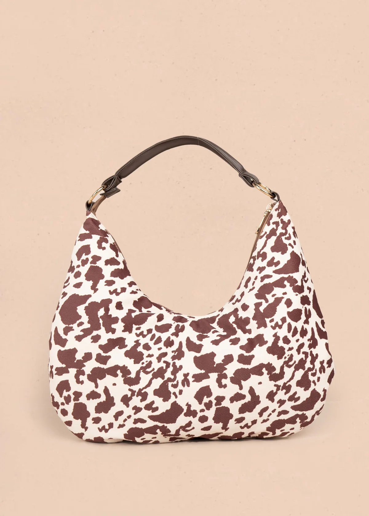 Bolso tipo cartera color café con diseño animal print 106958 - Image 4