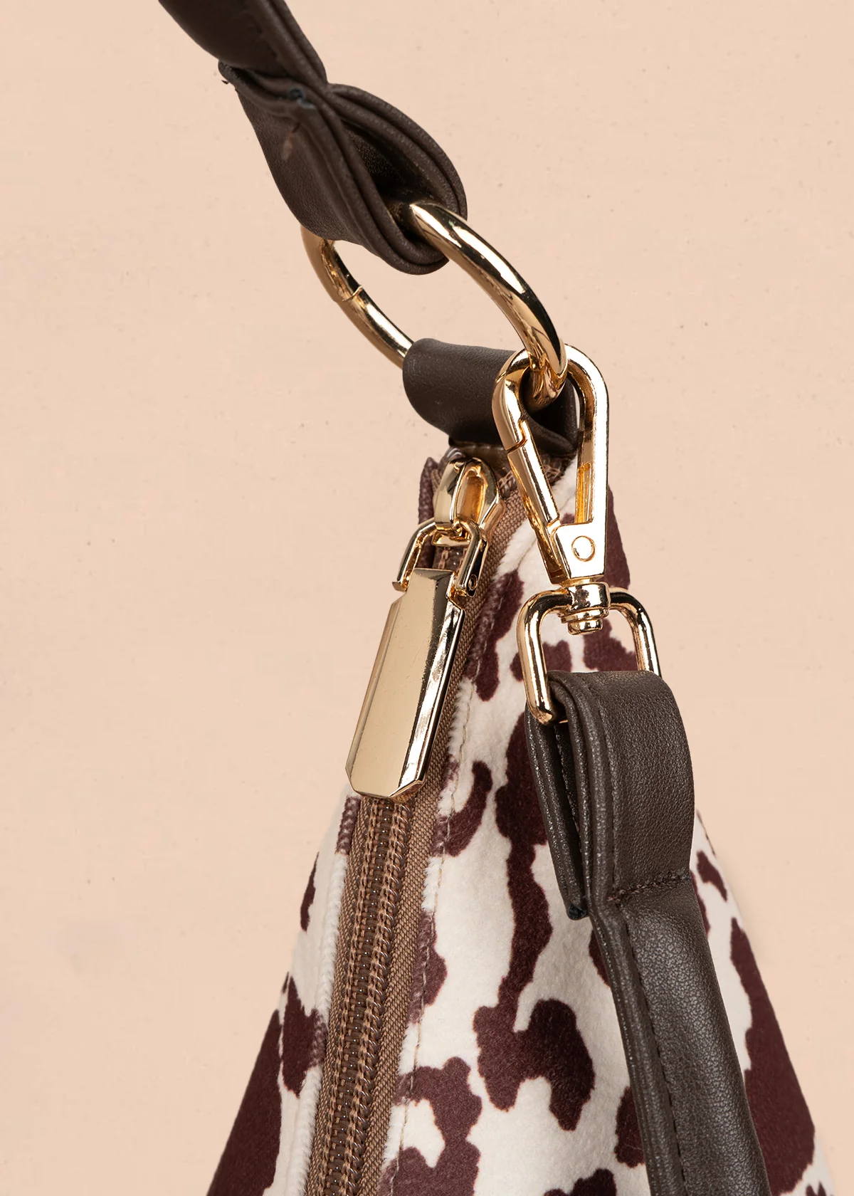 Bolso tipo cartera color café con diseño animal print 106958 - Image 5