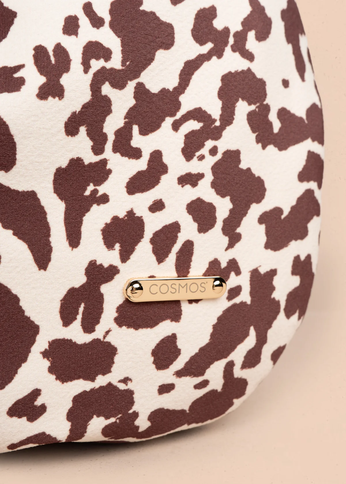 Bolso tipo cartera color café con diseño animal print 106958 - Image 6