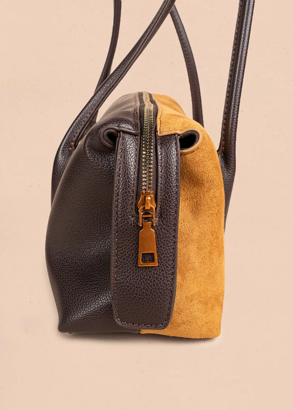 Bolso tipo cartera color miel silueta tubular 106792 - Image 3