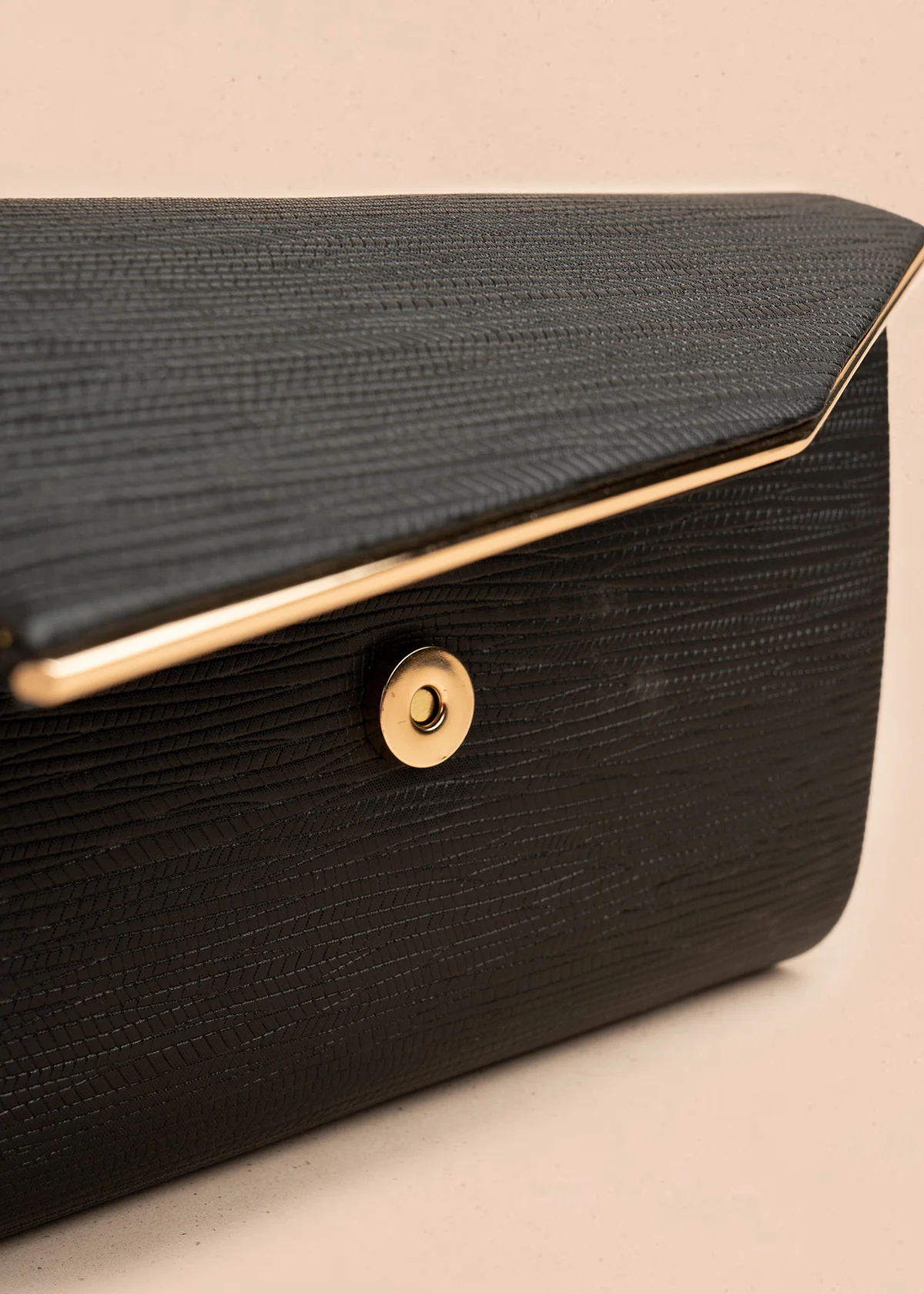 Bolso tipo cartera color negro con patrón texturizado 106498 - Image 3