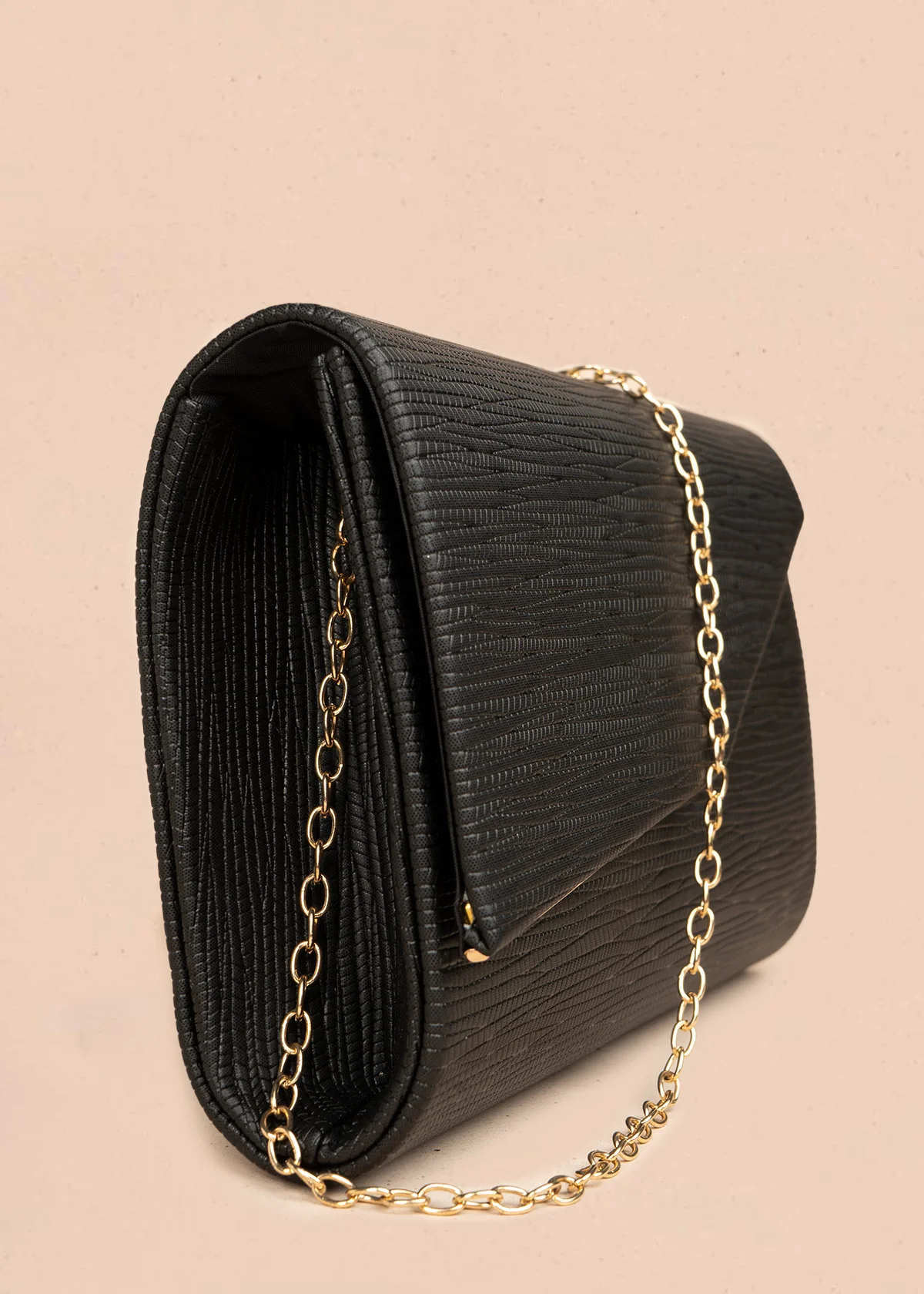 Bolso tipo cartera color negro con patrón texturizado 106498 - Image 4