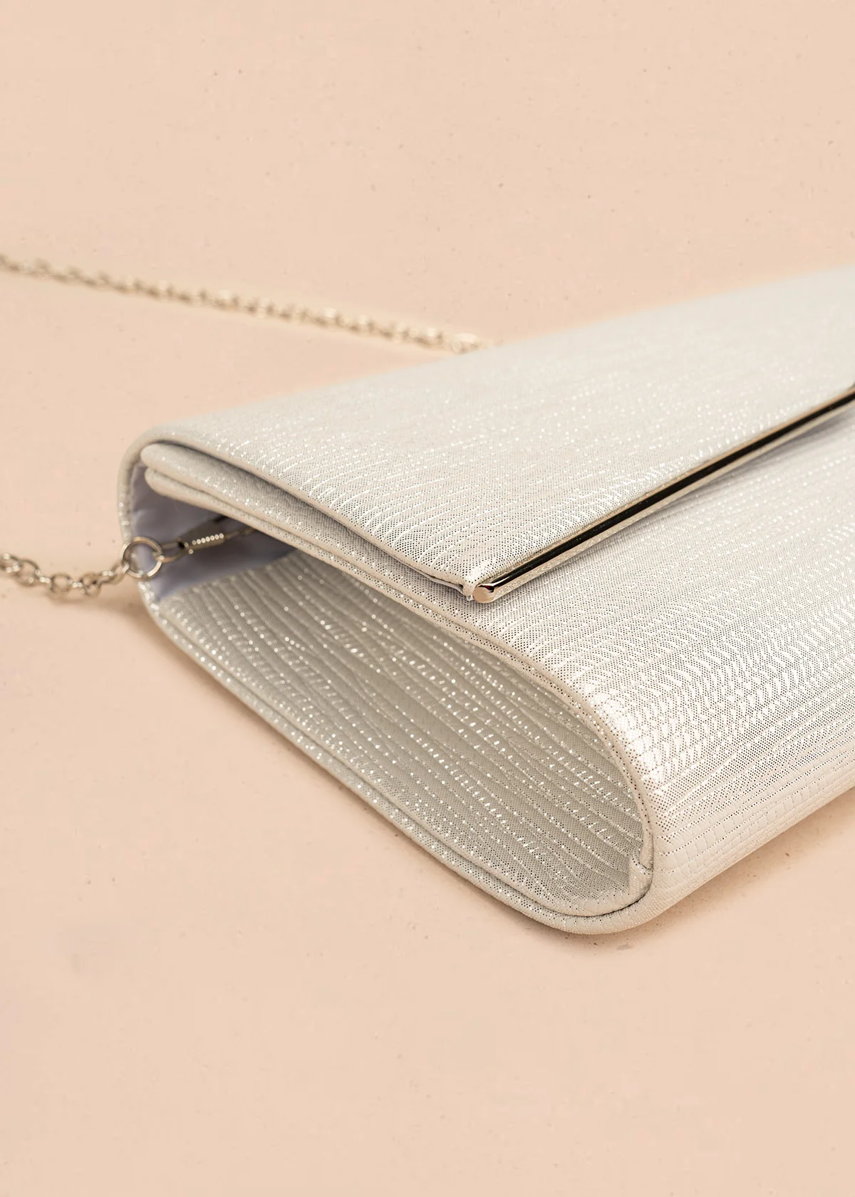 Bolso tipo cartera color plata con patrón texturizado 106498 - Image 6