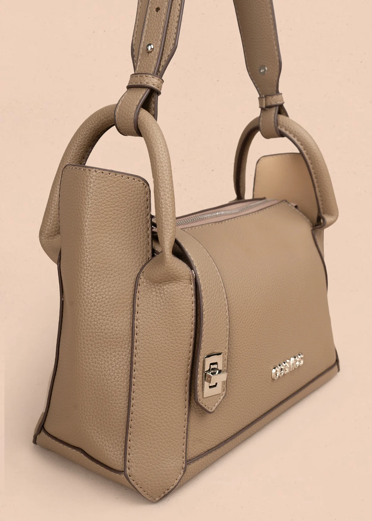Bolso tipo cartera color moca con broche frontal 106985 - Image 2