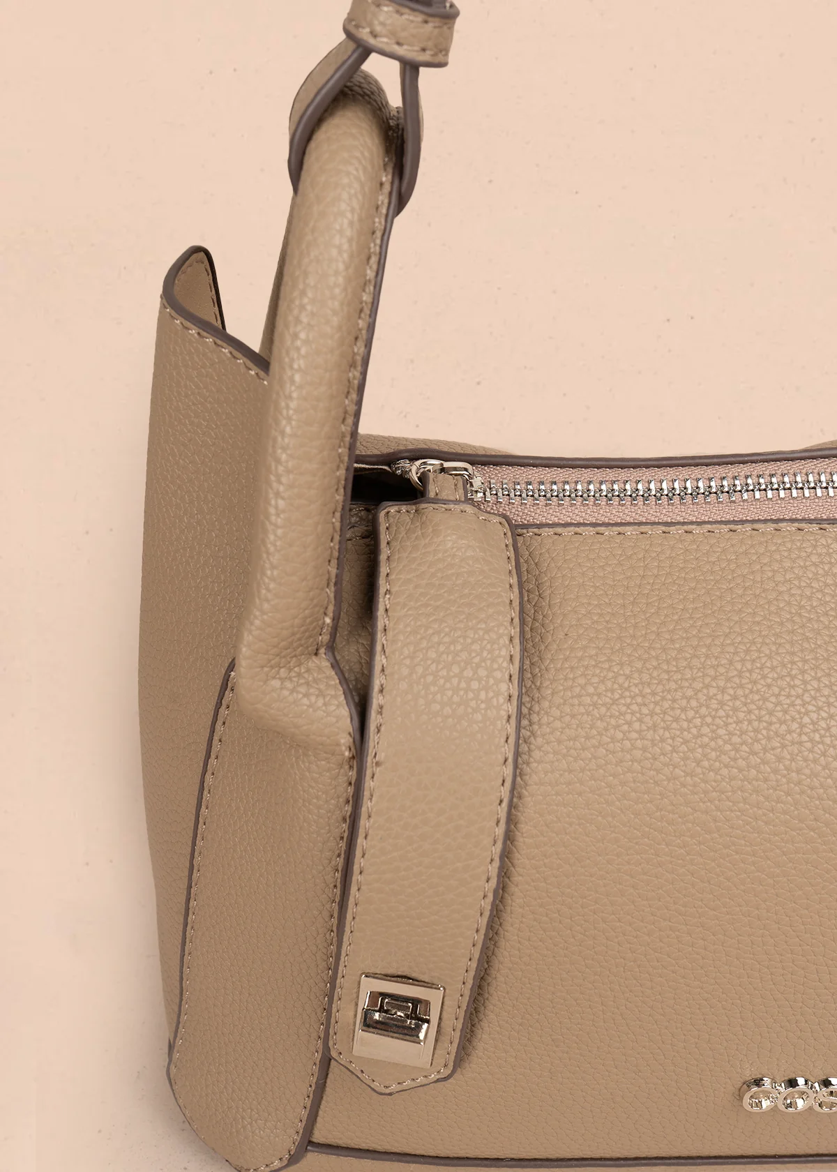 Bolso tipo cartera color moca con broche frontal 106985 - Image 3