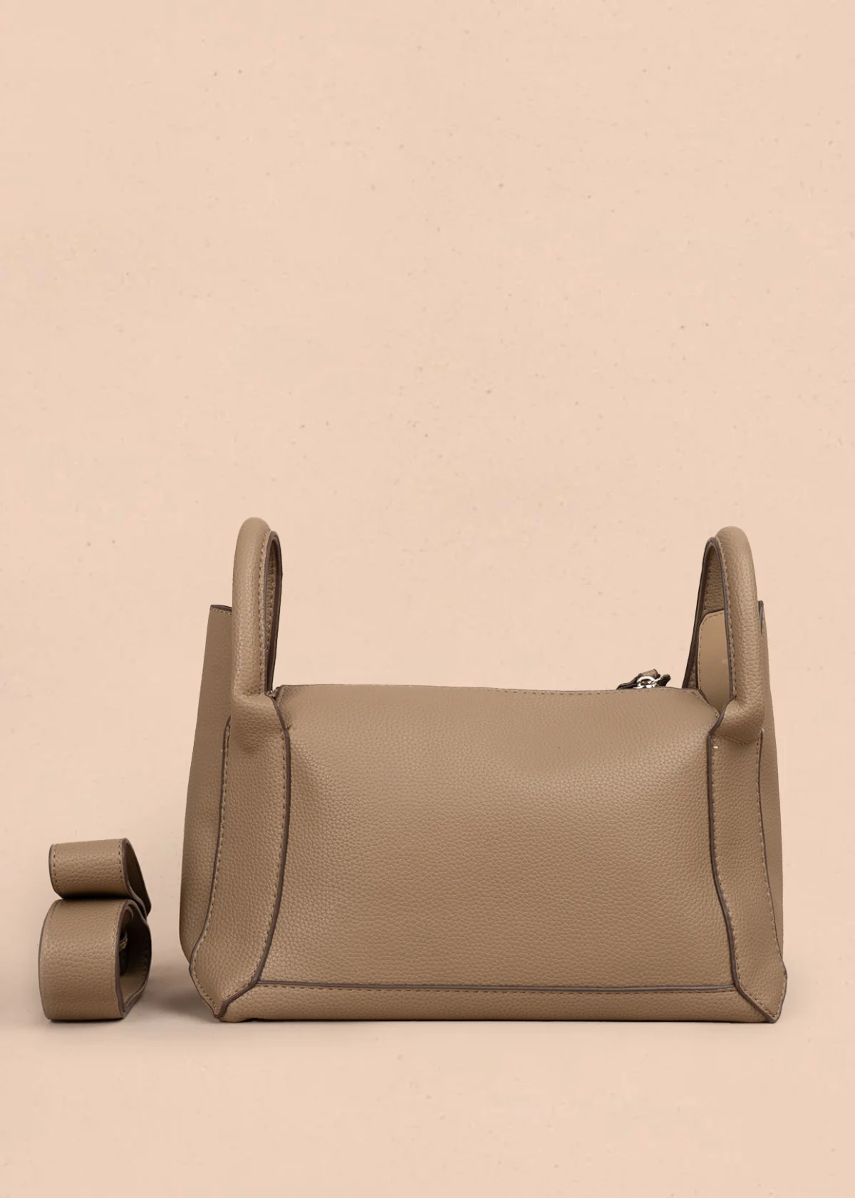 Bolso tipo cartera color moca con broche frontal 106985 - Image 4