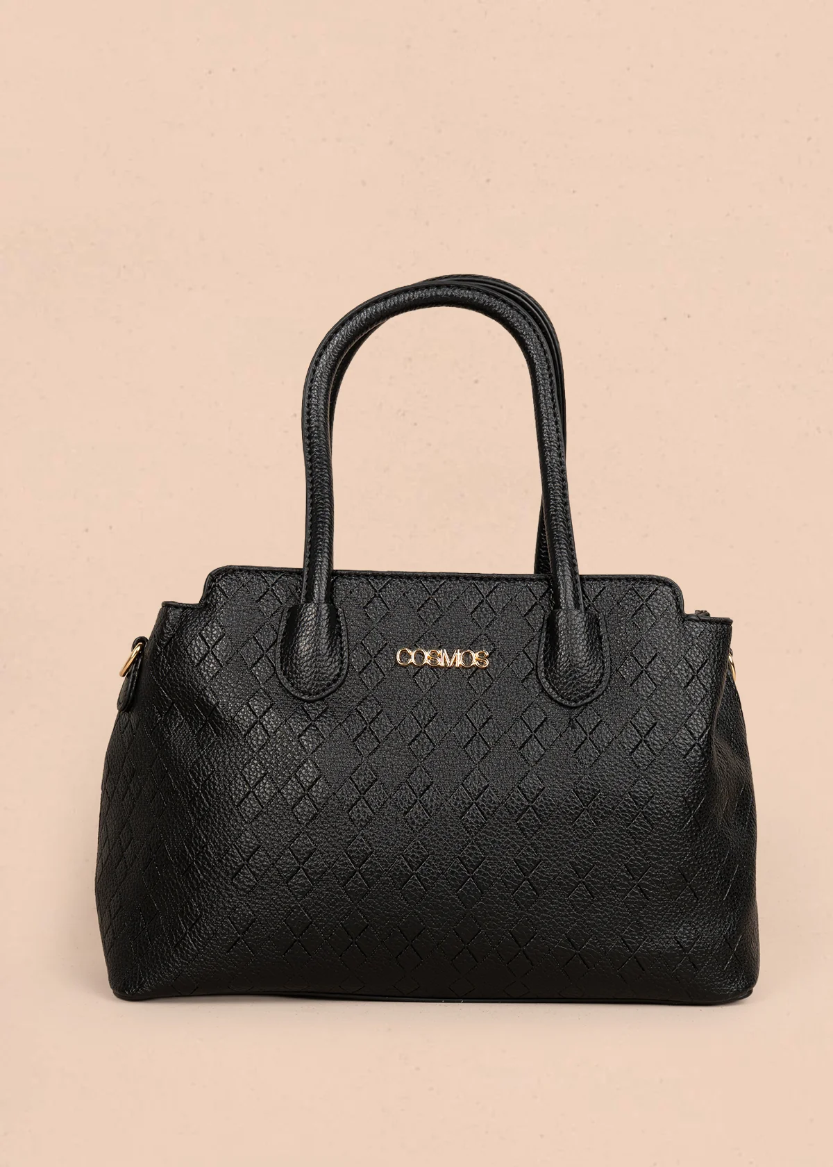 Bolso tipo cartera color negro con grabado de rombos 106300